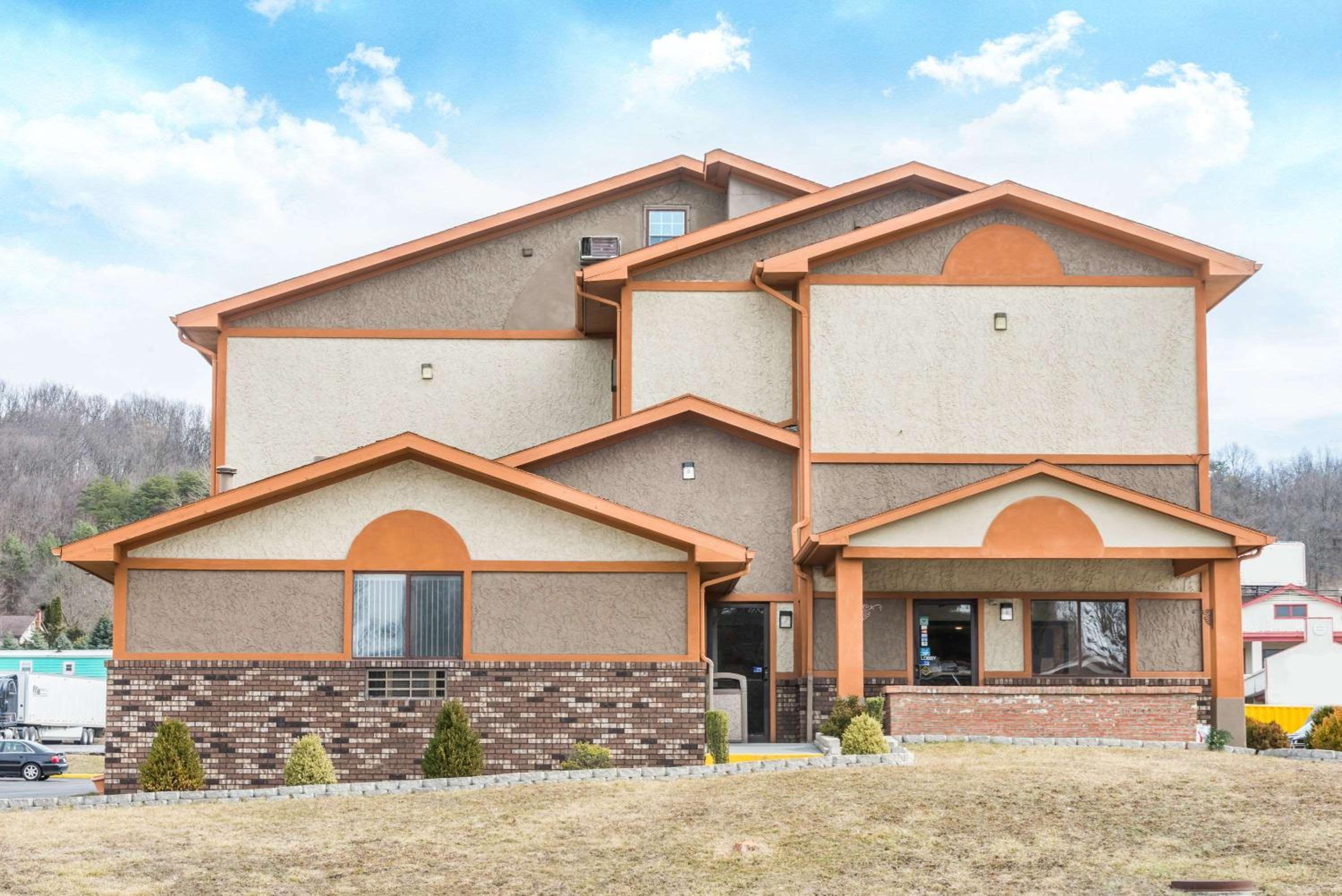 Bedford Vacations - Super 8 by Wyndham Bedford - Property Image 1