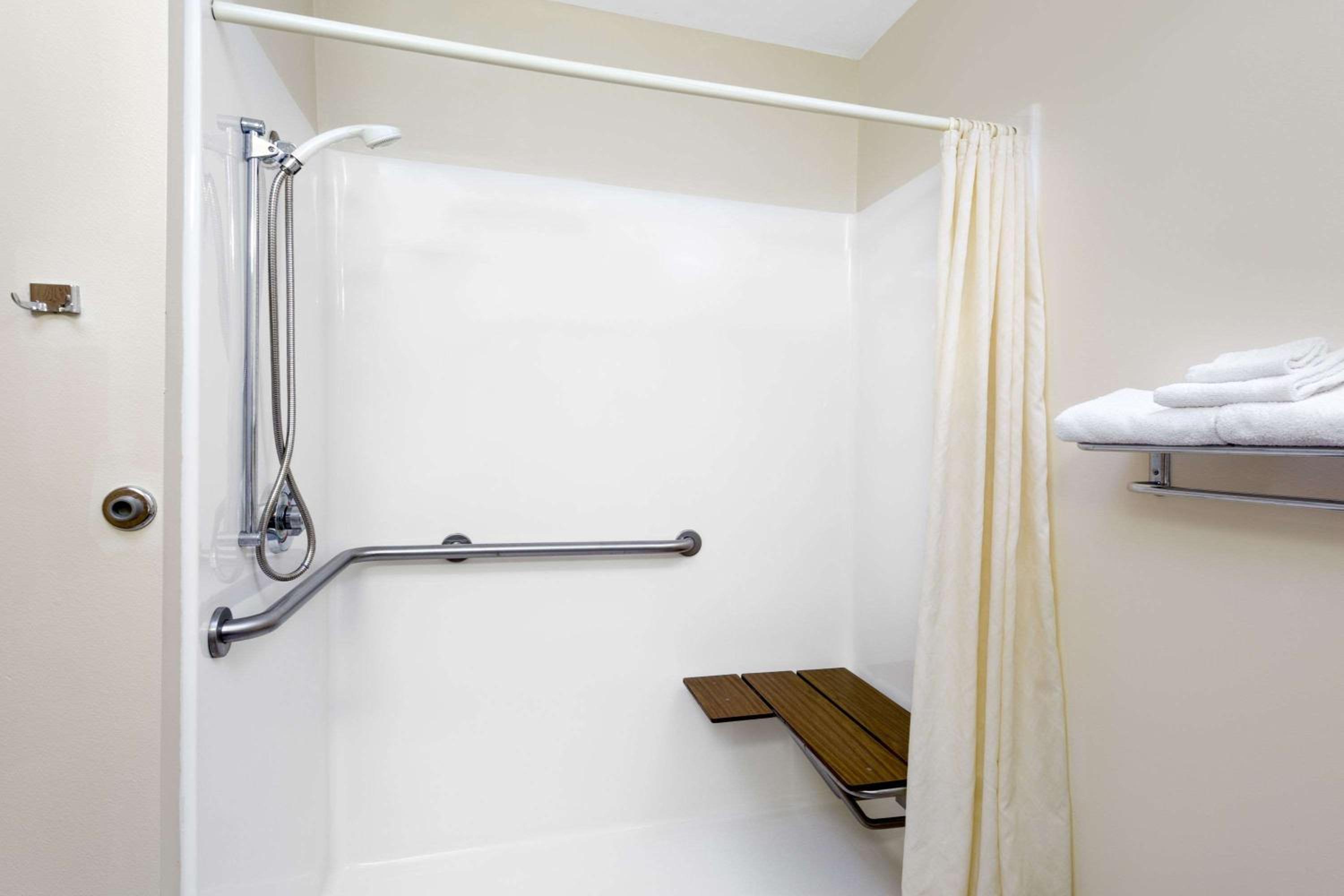 Athens Vacations - Super 8 by Wyndham Athens - Property Image 3