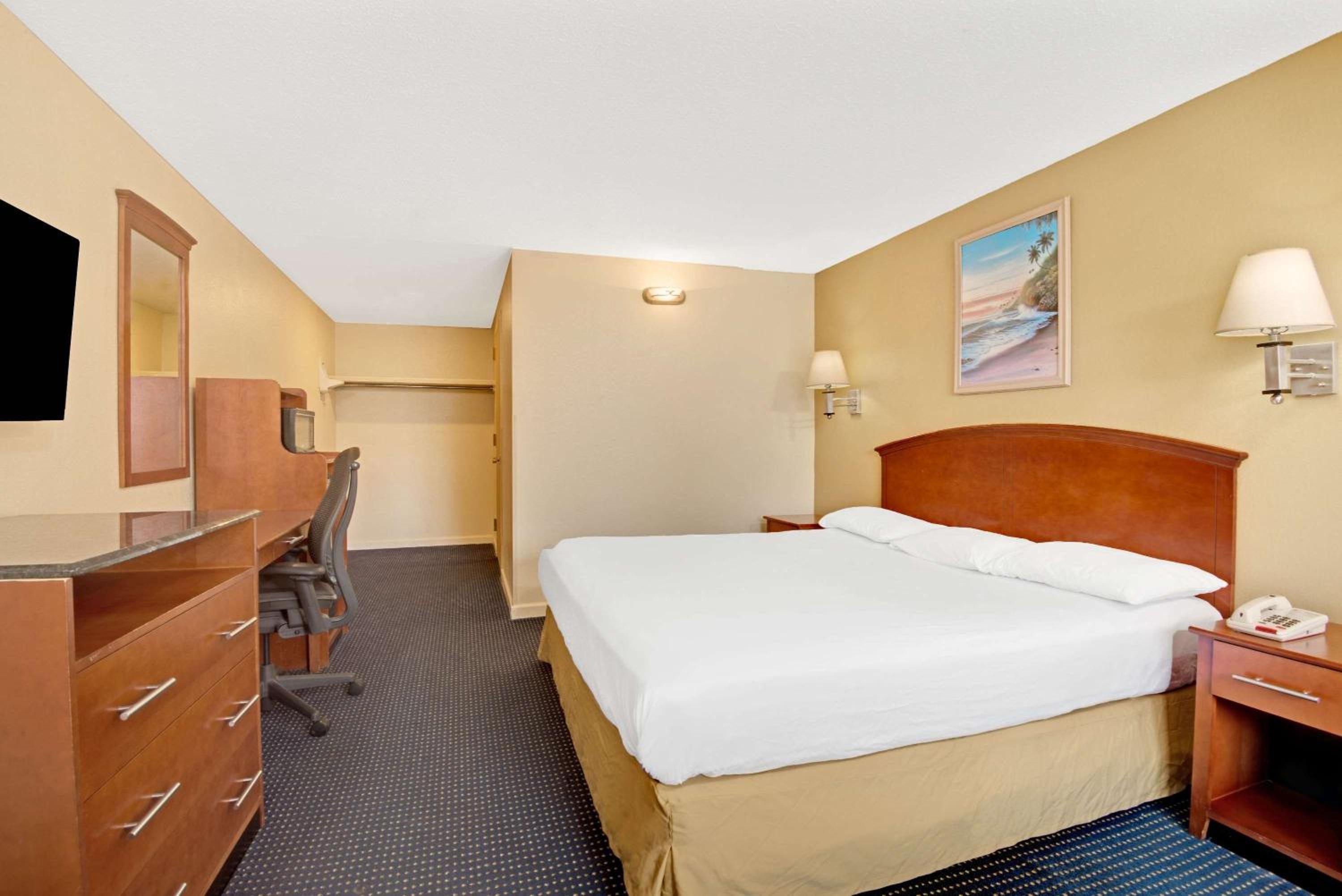 Milford Vacations - Super 8 by Wyndham Milford/New Haven - Property Image 11