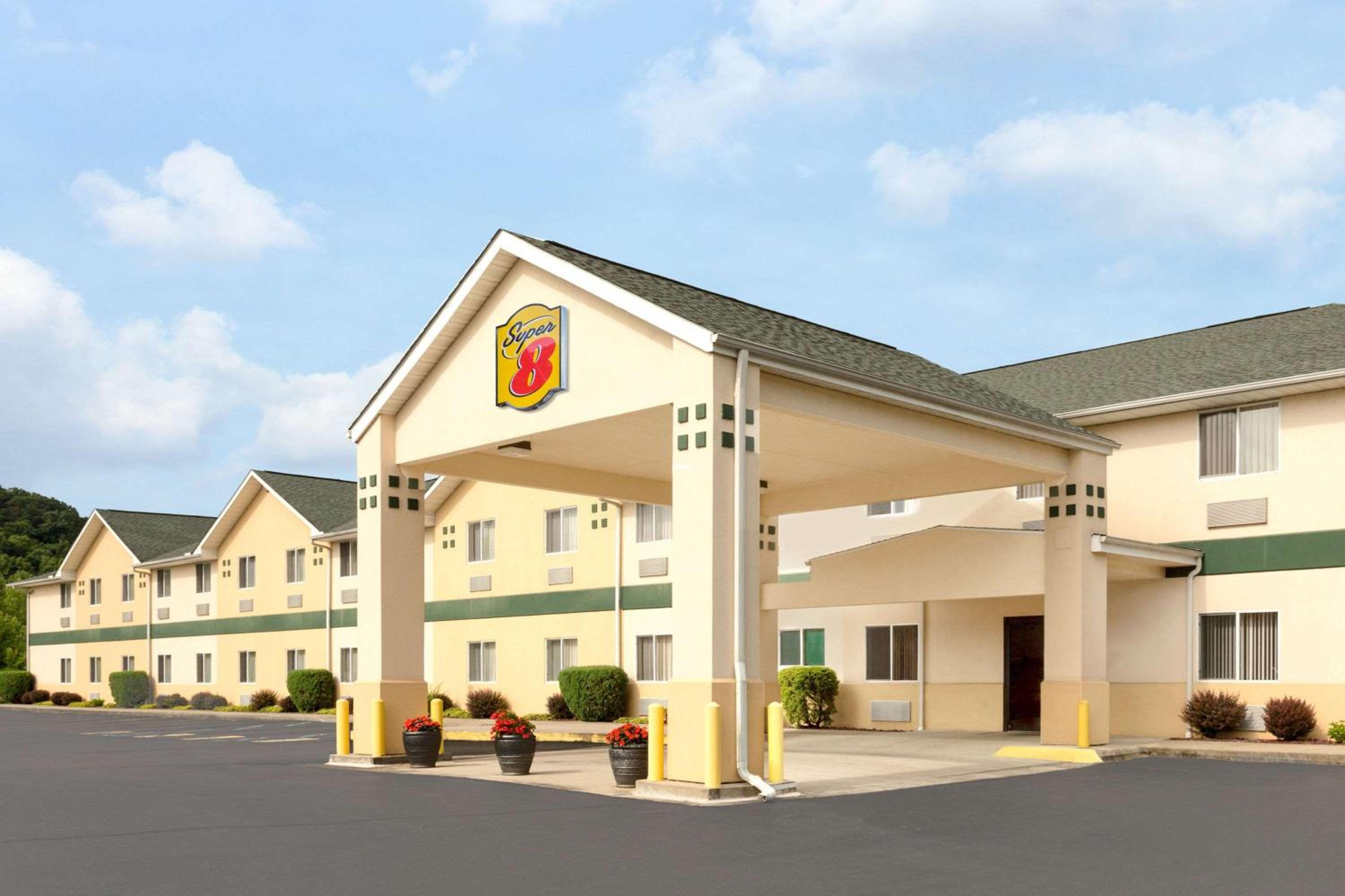 Athens Vacations - Super 8 by Wyndham Athens - Property Image 1
