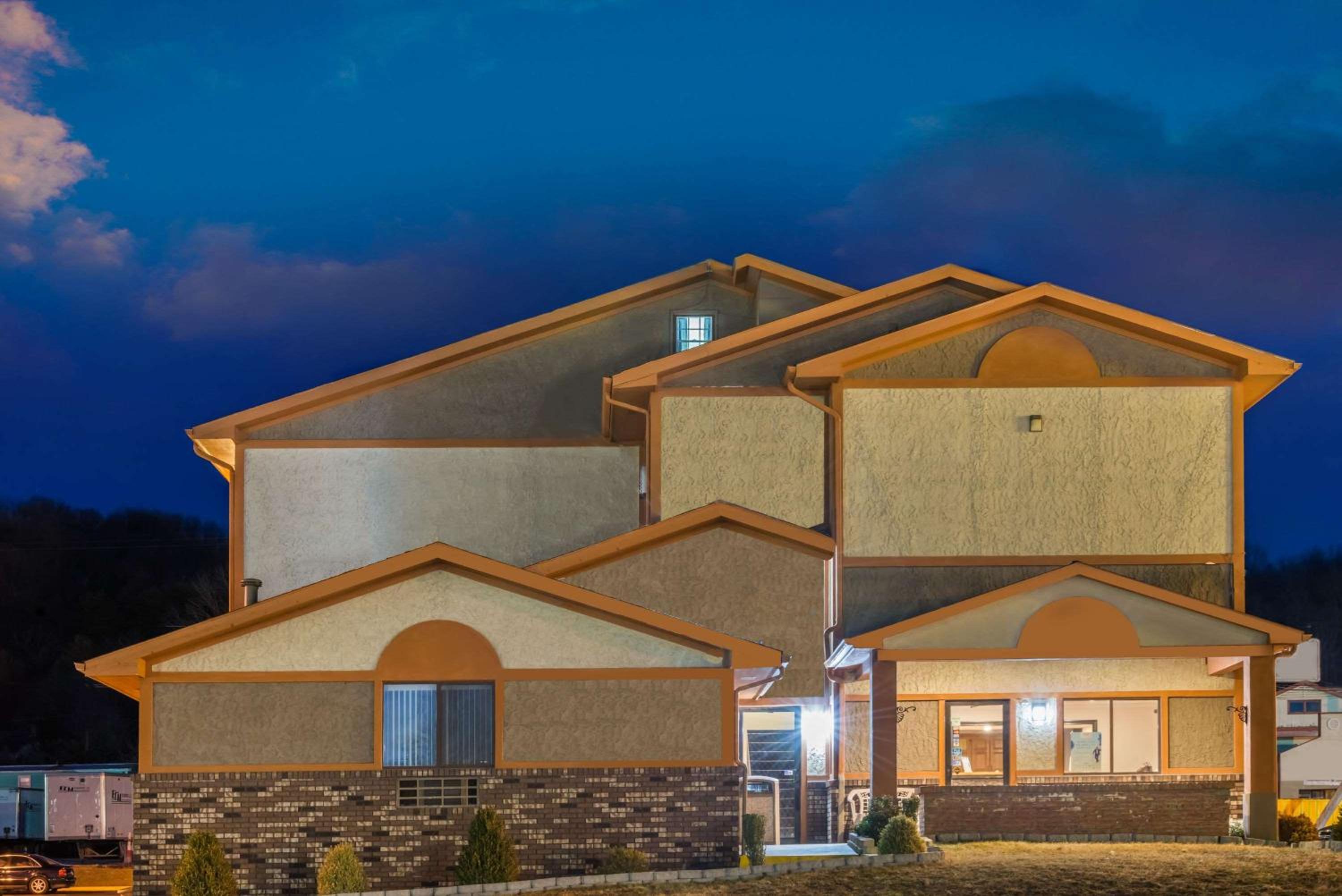 Bedford Vacations - Super 8 by Wyndham Bedford - Property Image 3