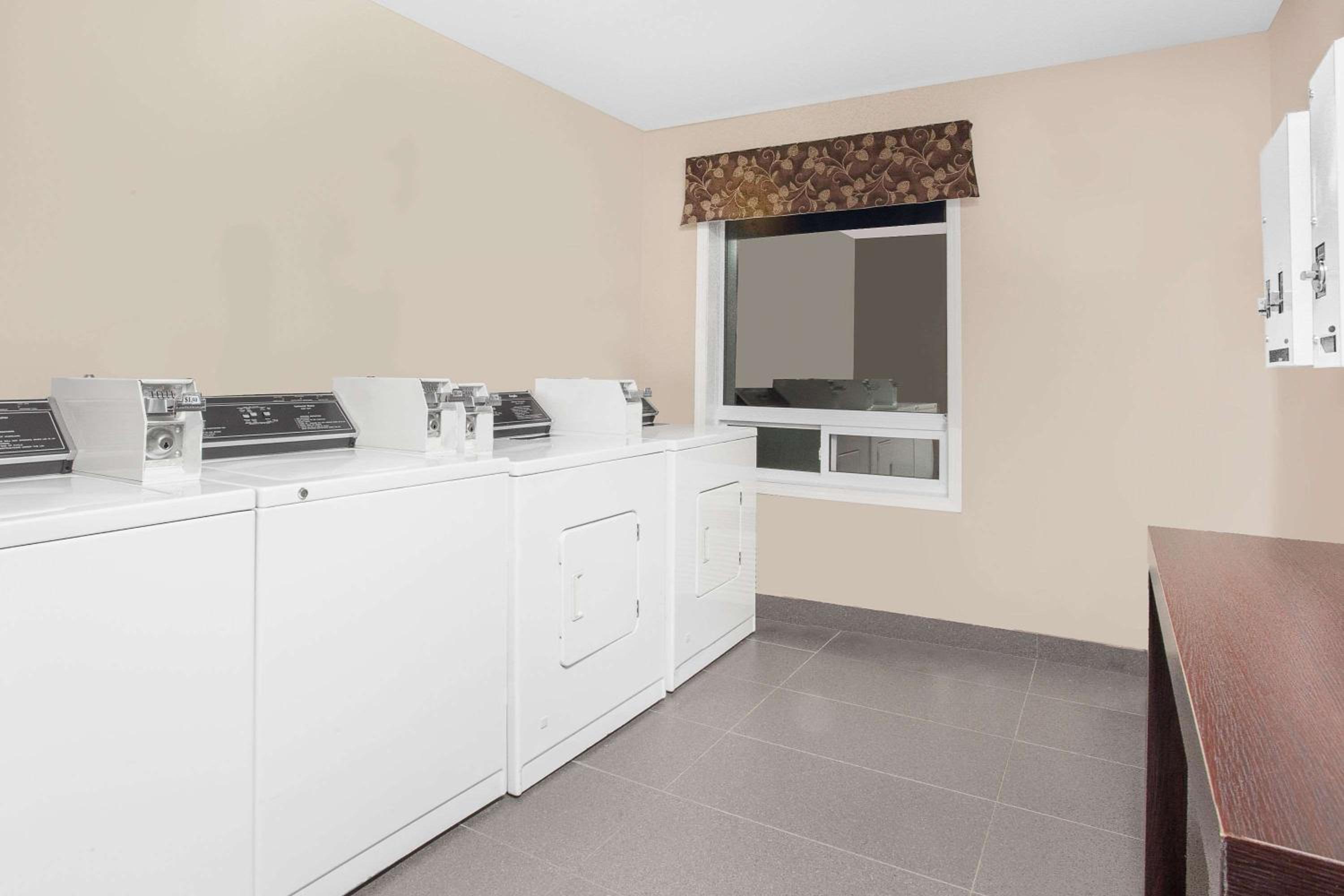 Brandon Vacations - Super 8 by Wyndham Brandon MB - Property Image 9