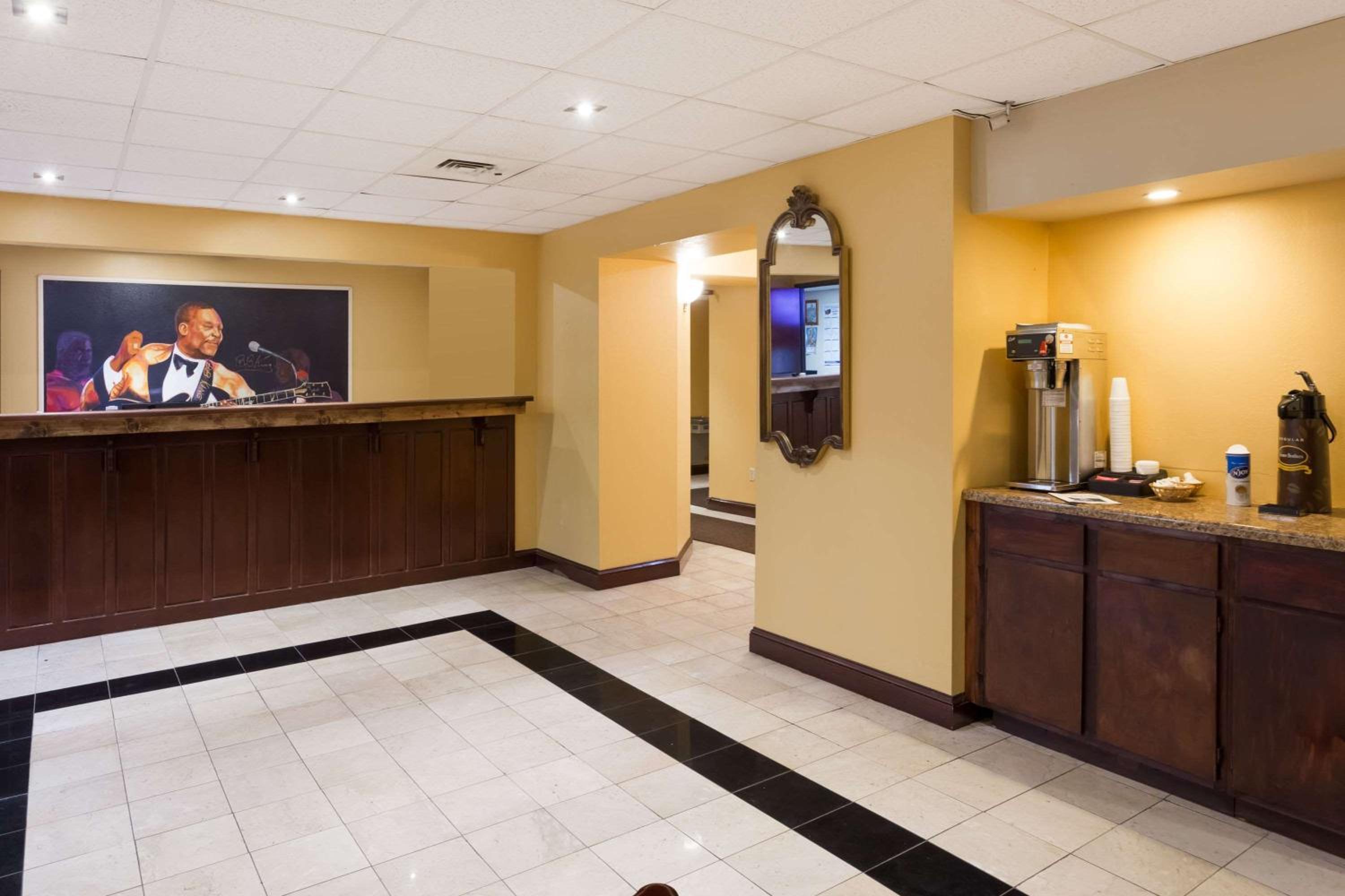Super 8 by Wyndham Indianola view 2