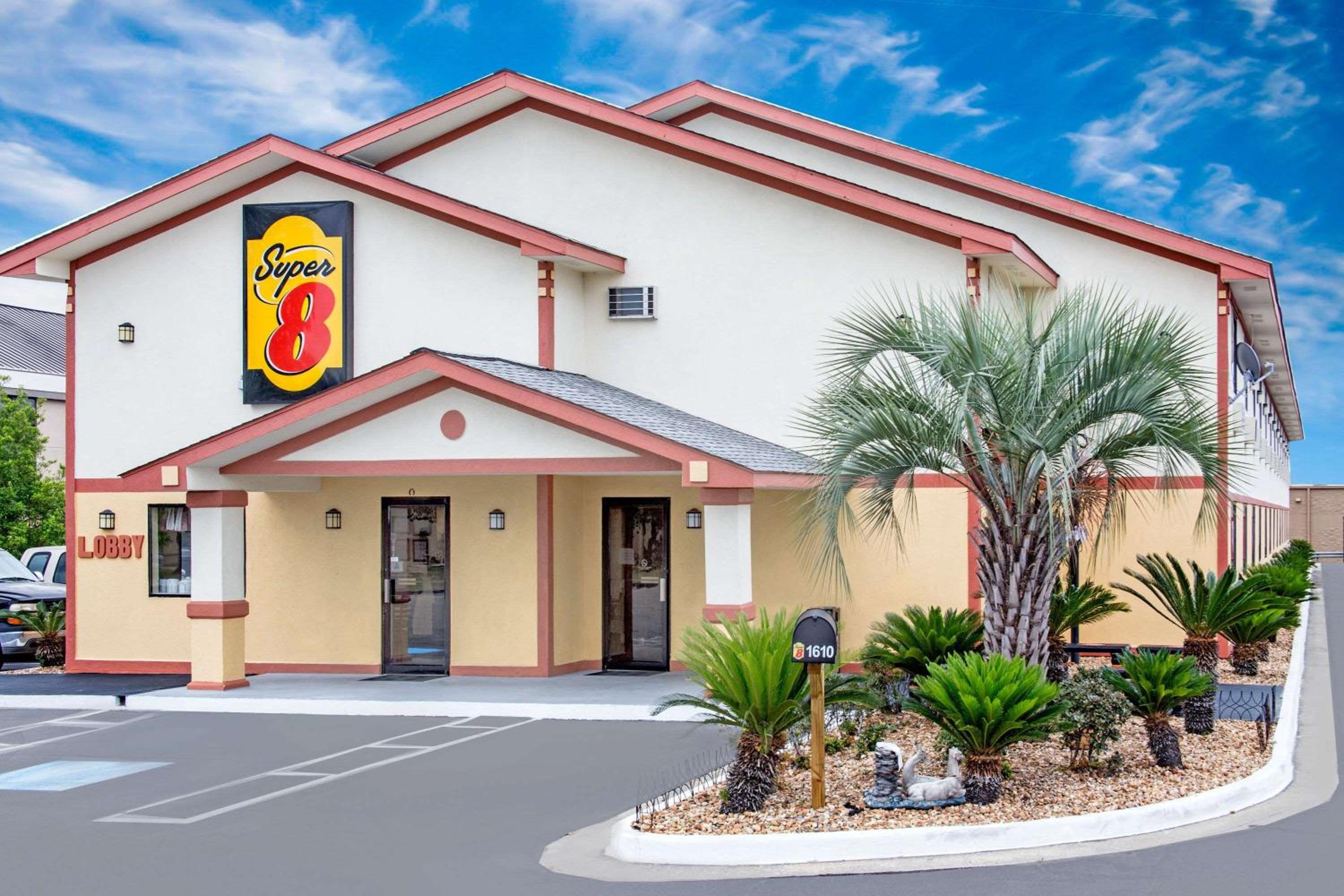 Super 8 by Wyndham Douglas view 2