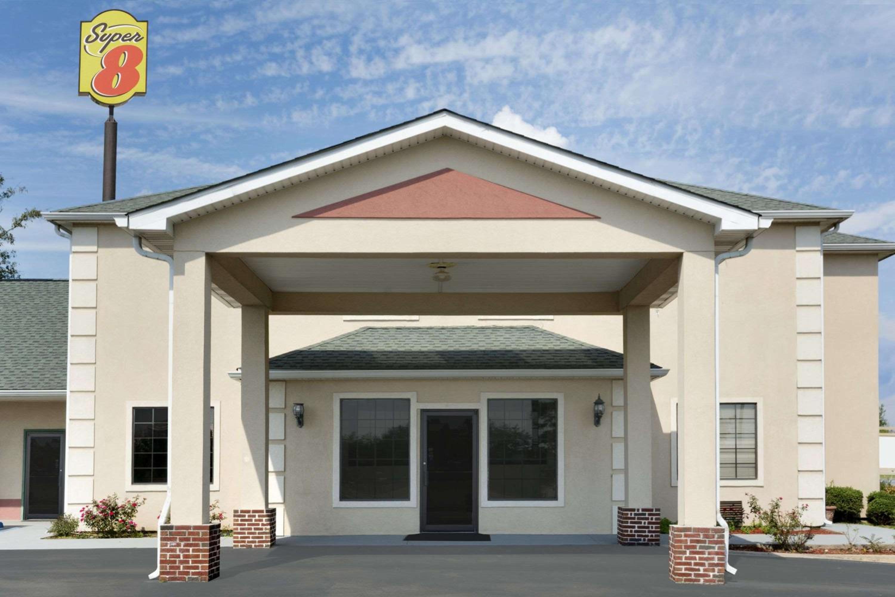 Super 8 by Wyndham Chatsworth/Dalton view 2