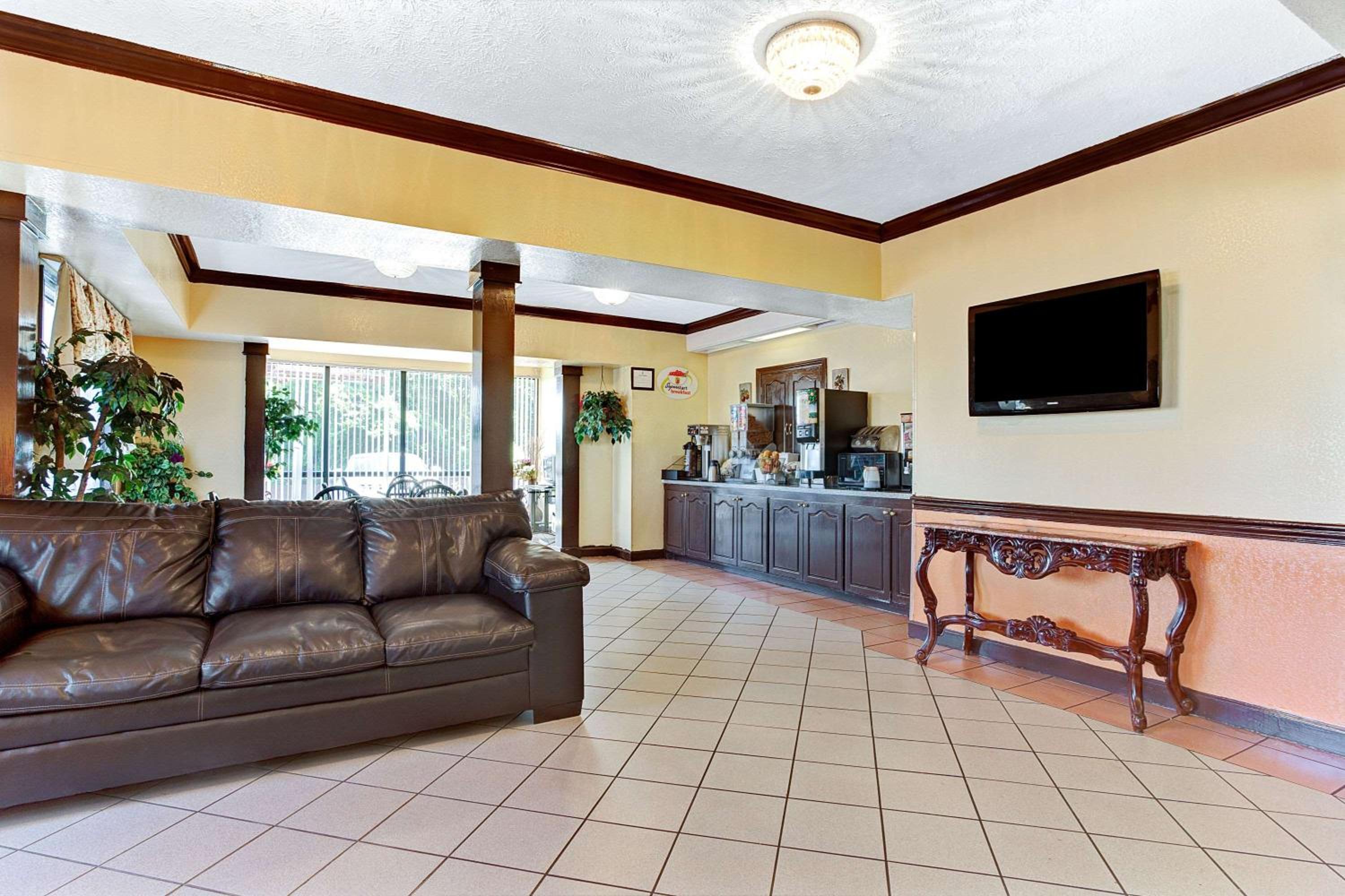 Super 8 by Wyndham Jackson Ridgeland view 3