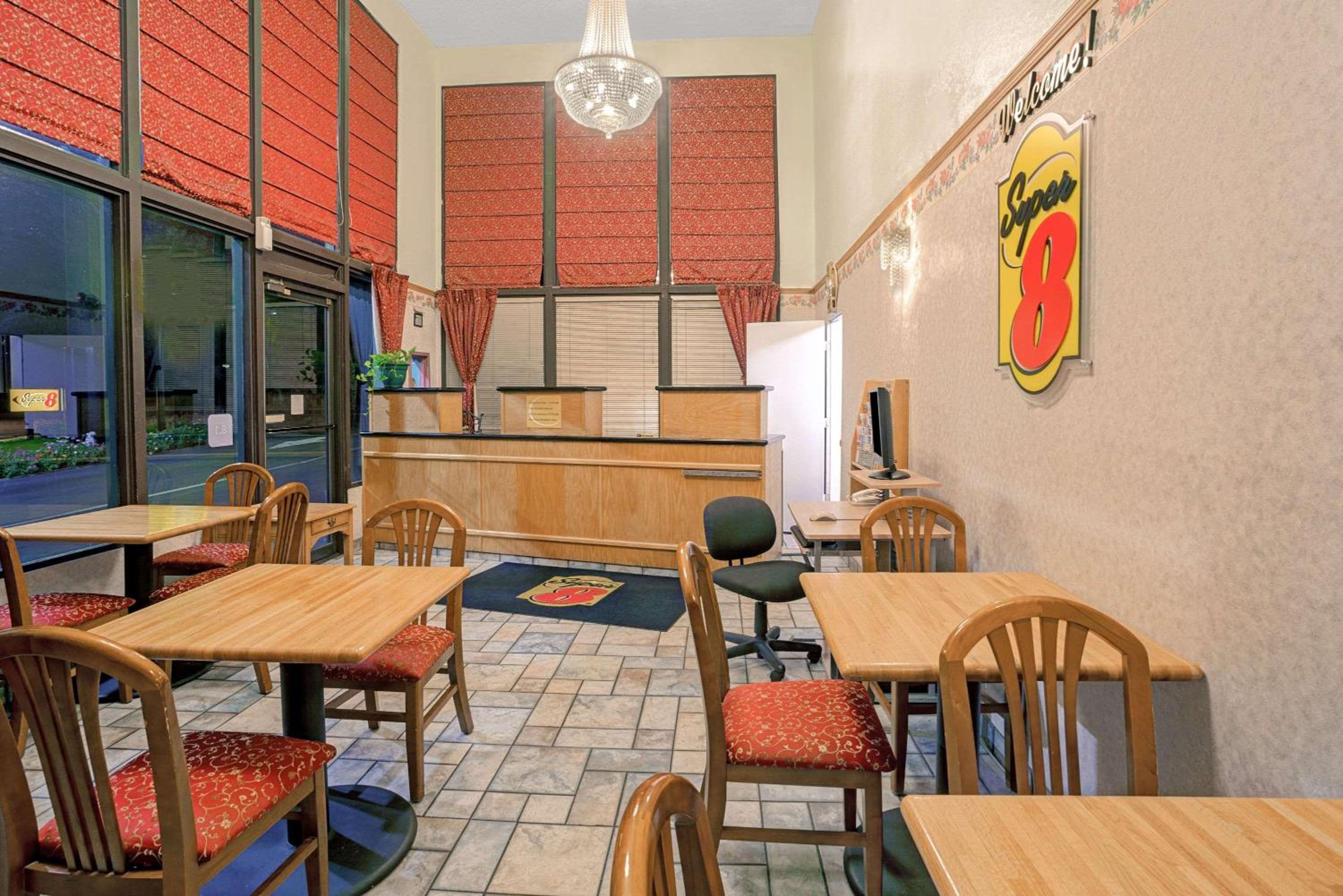 Yreka Vacations - Super 8 by Wyndham Yreka - Property Image 3