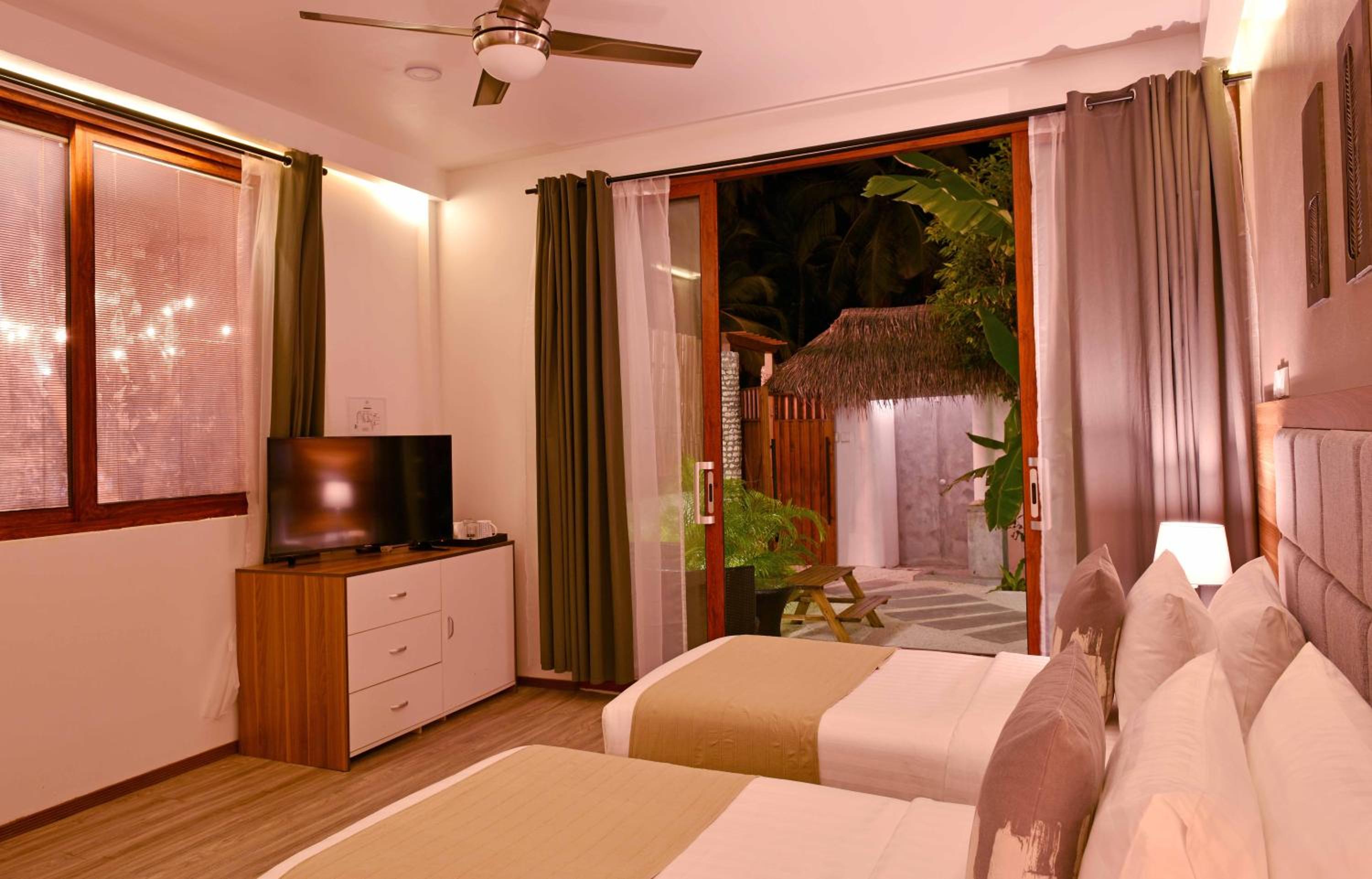 Veli Vilaa Dhiffushi - Beachfront