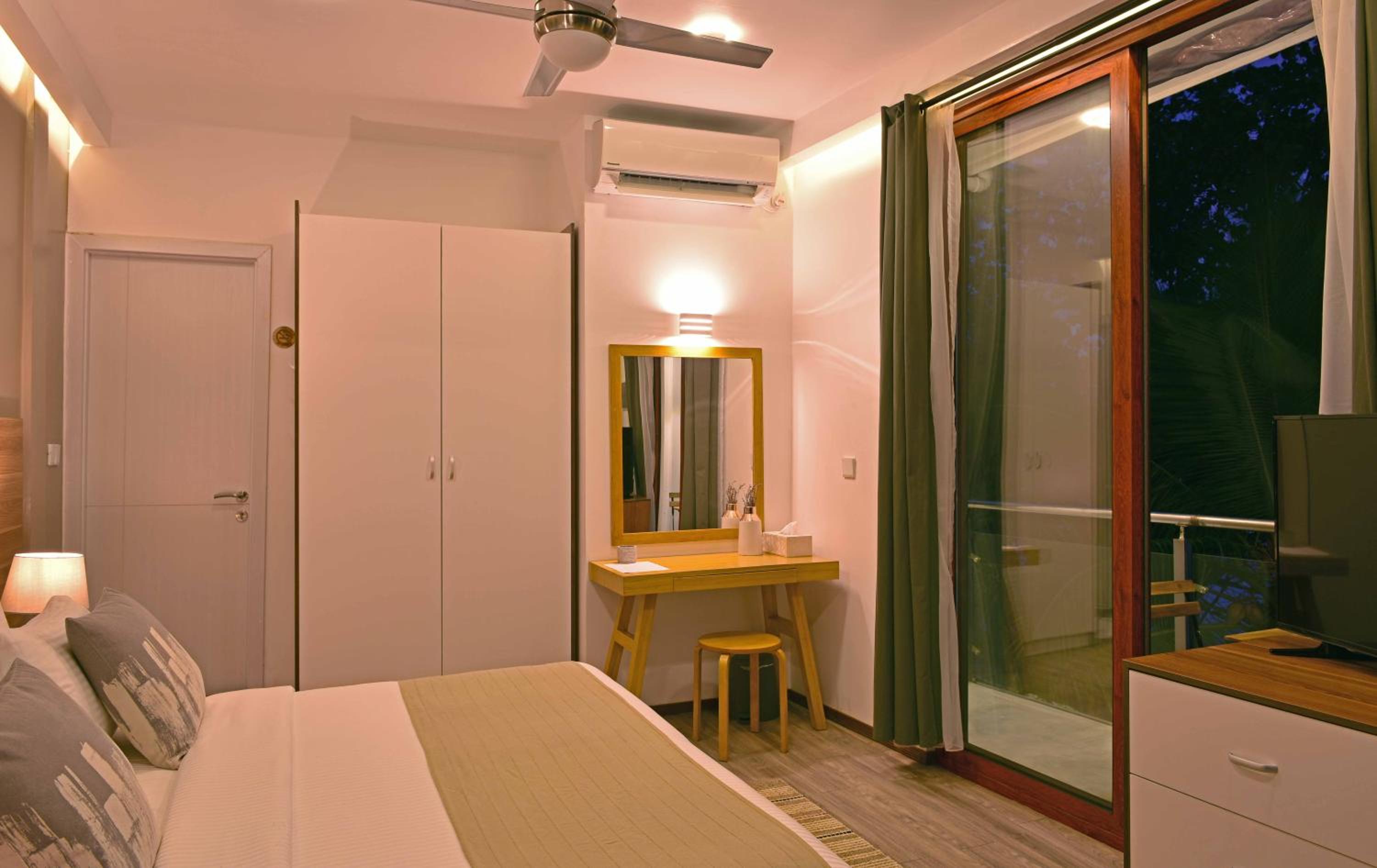 Veli Vilaa Dhiffushi - Beachfront