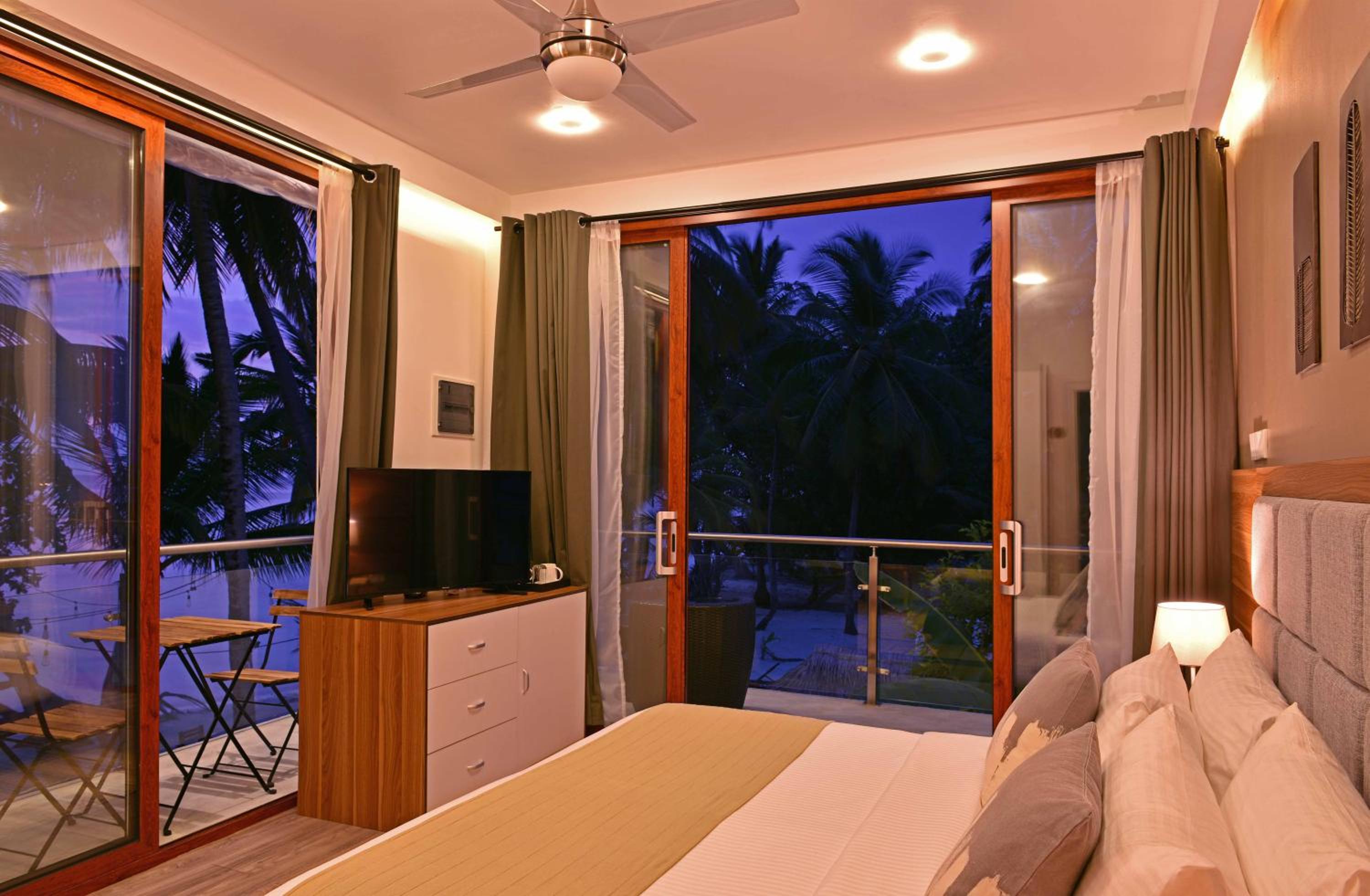 Veli Vilaa Dhiffushi - Beachfront