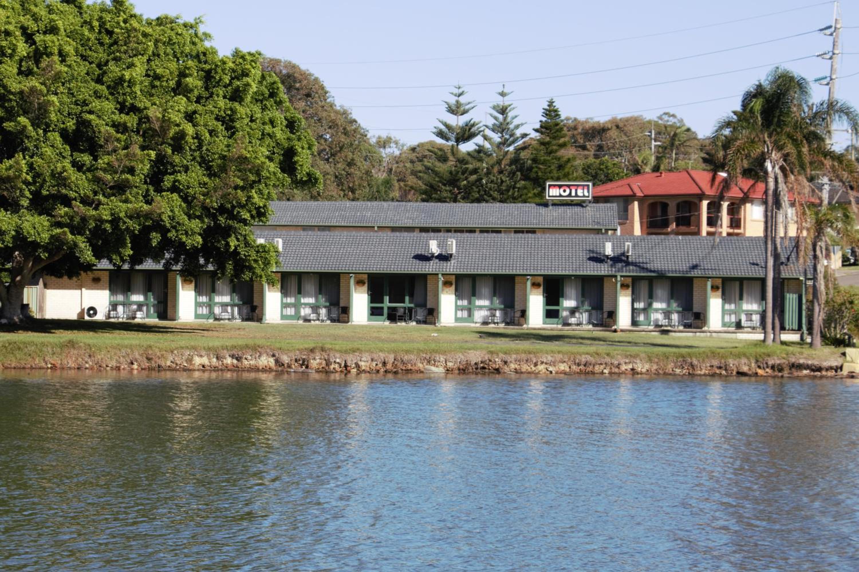 Hibiscus Lakeside Motel