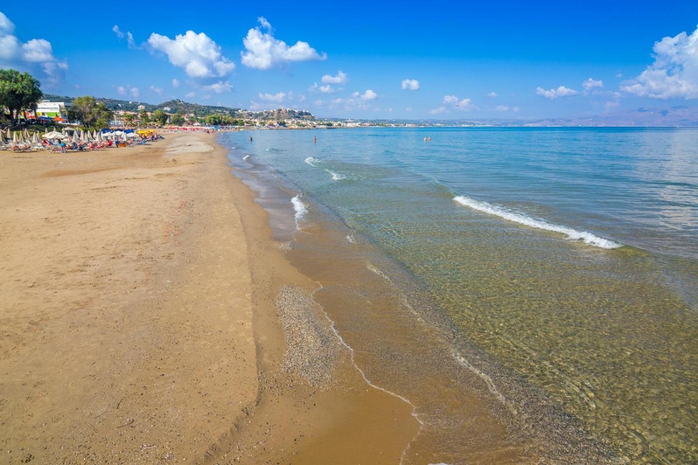 2-Bed Blue & White Apartment with Jacuzzi, BBQ, Garden, near Beach view 4
