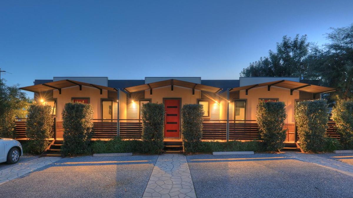 Hotel Airport Tourist Village Melbourne - Image 1