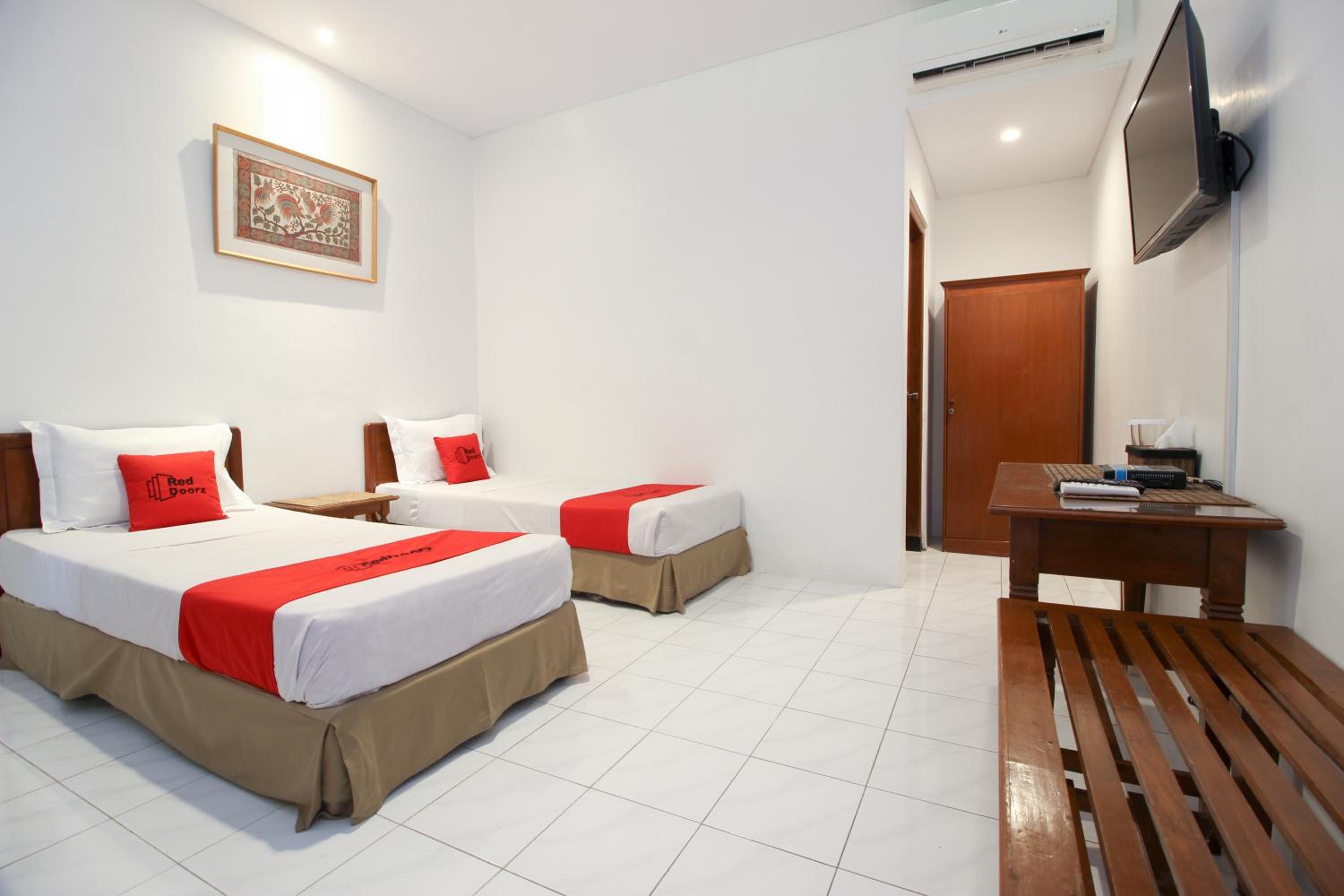 RedDoorz Plus near Alun Alun Selatan 2