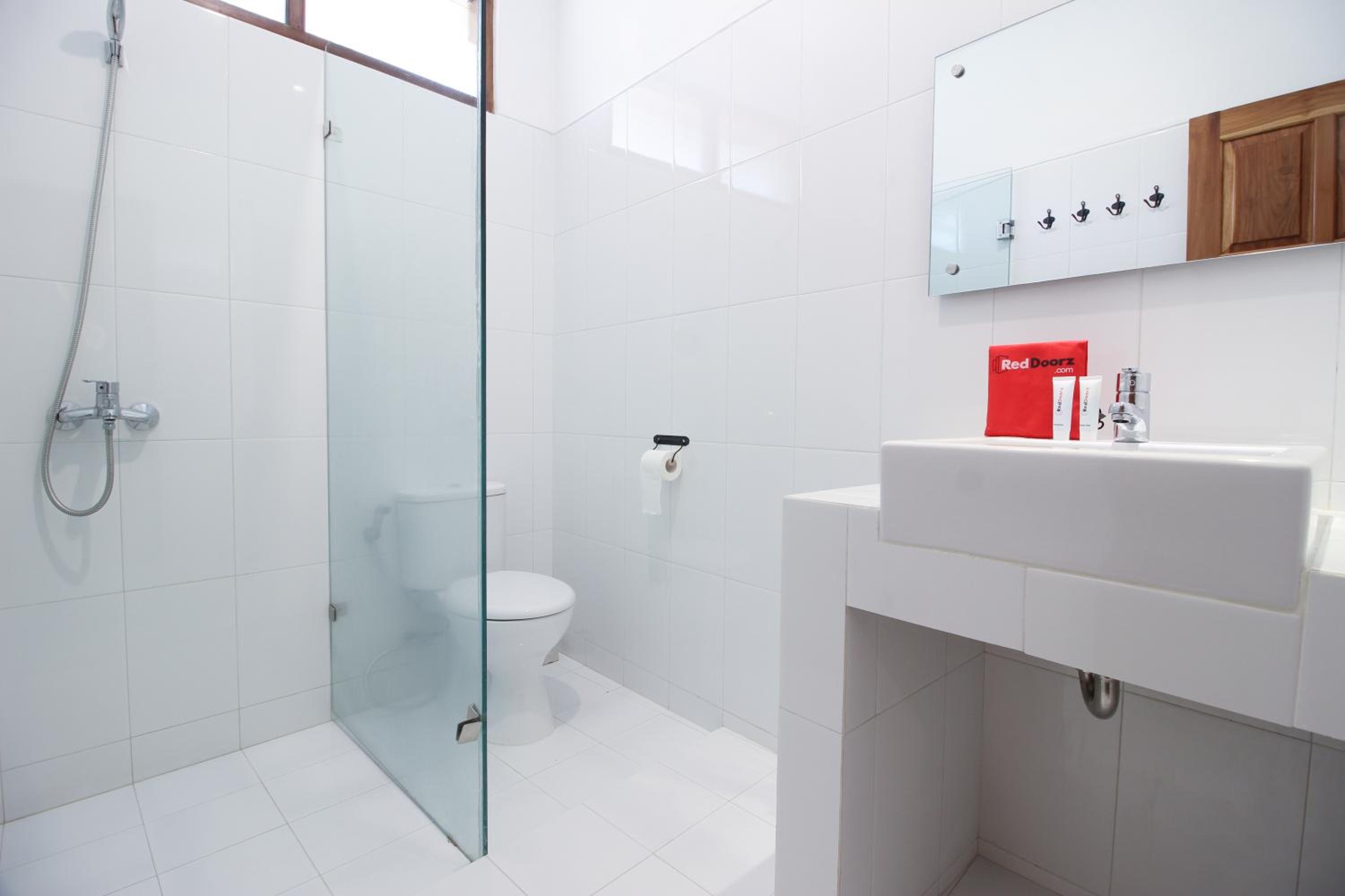 RedDoorz Plus near Alun Alun Selatan 2