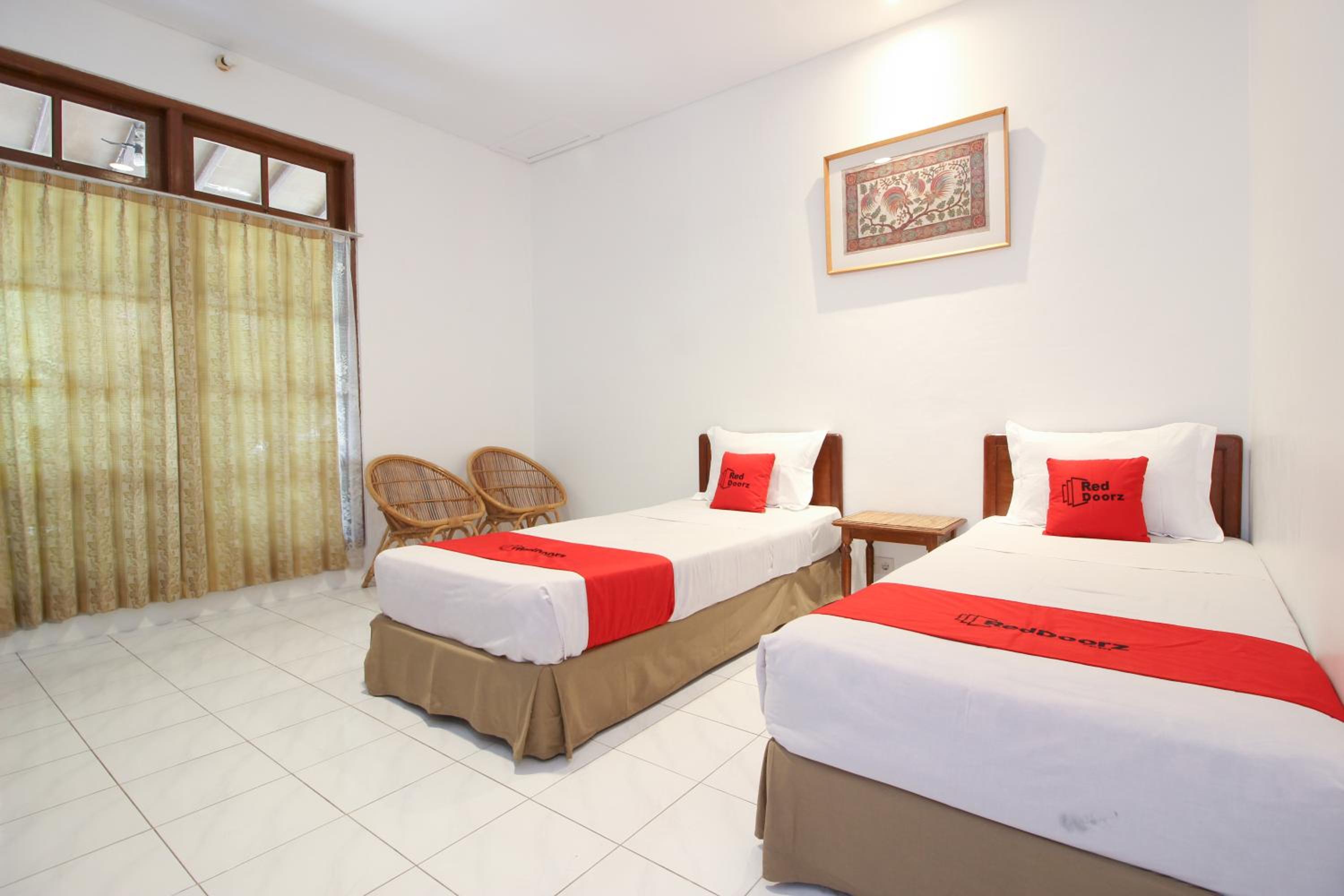 RedDoorz Plus near Alun Alun Selatan 2