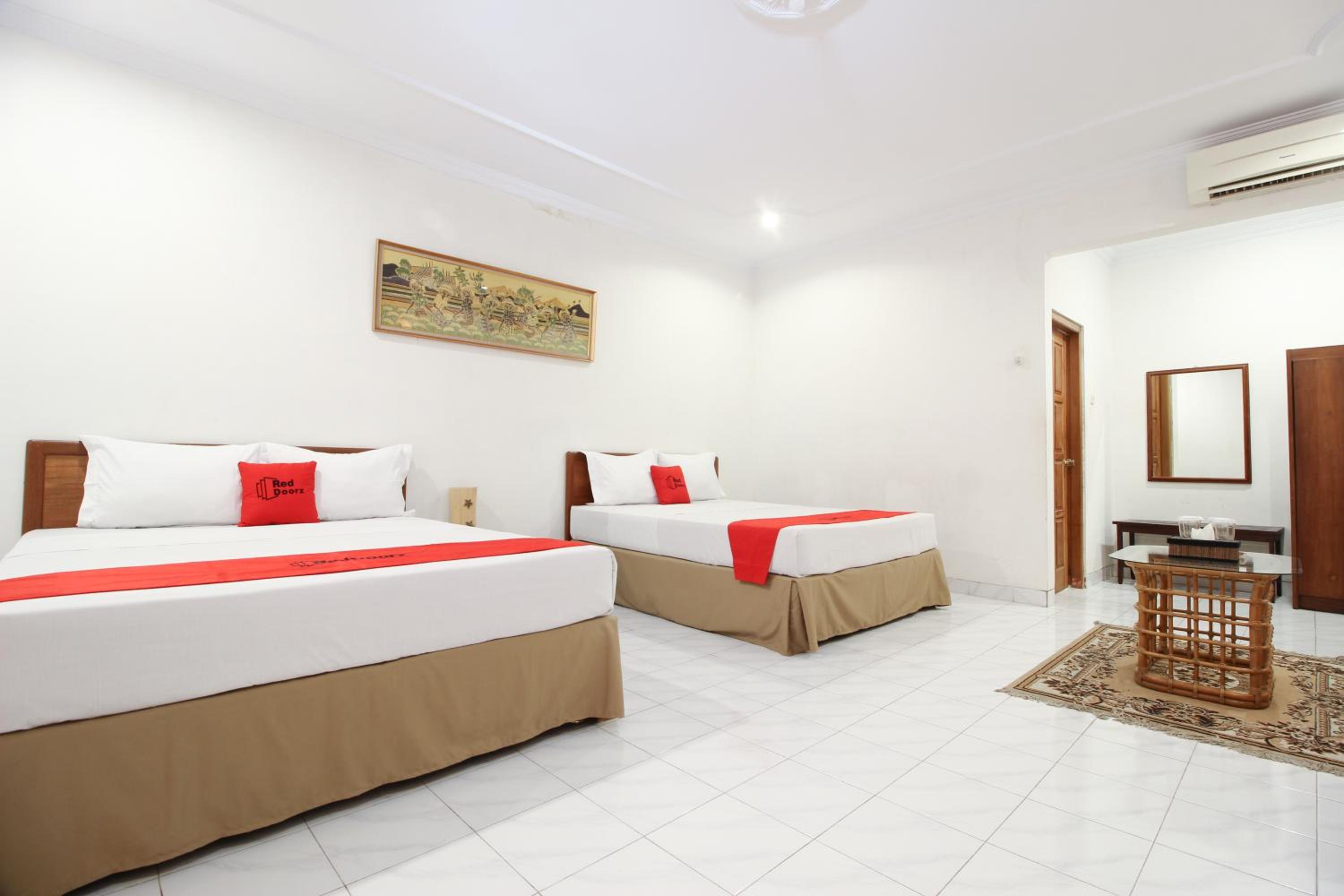 RedDoorz Plus near Alun Alun Selatan 2