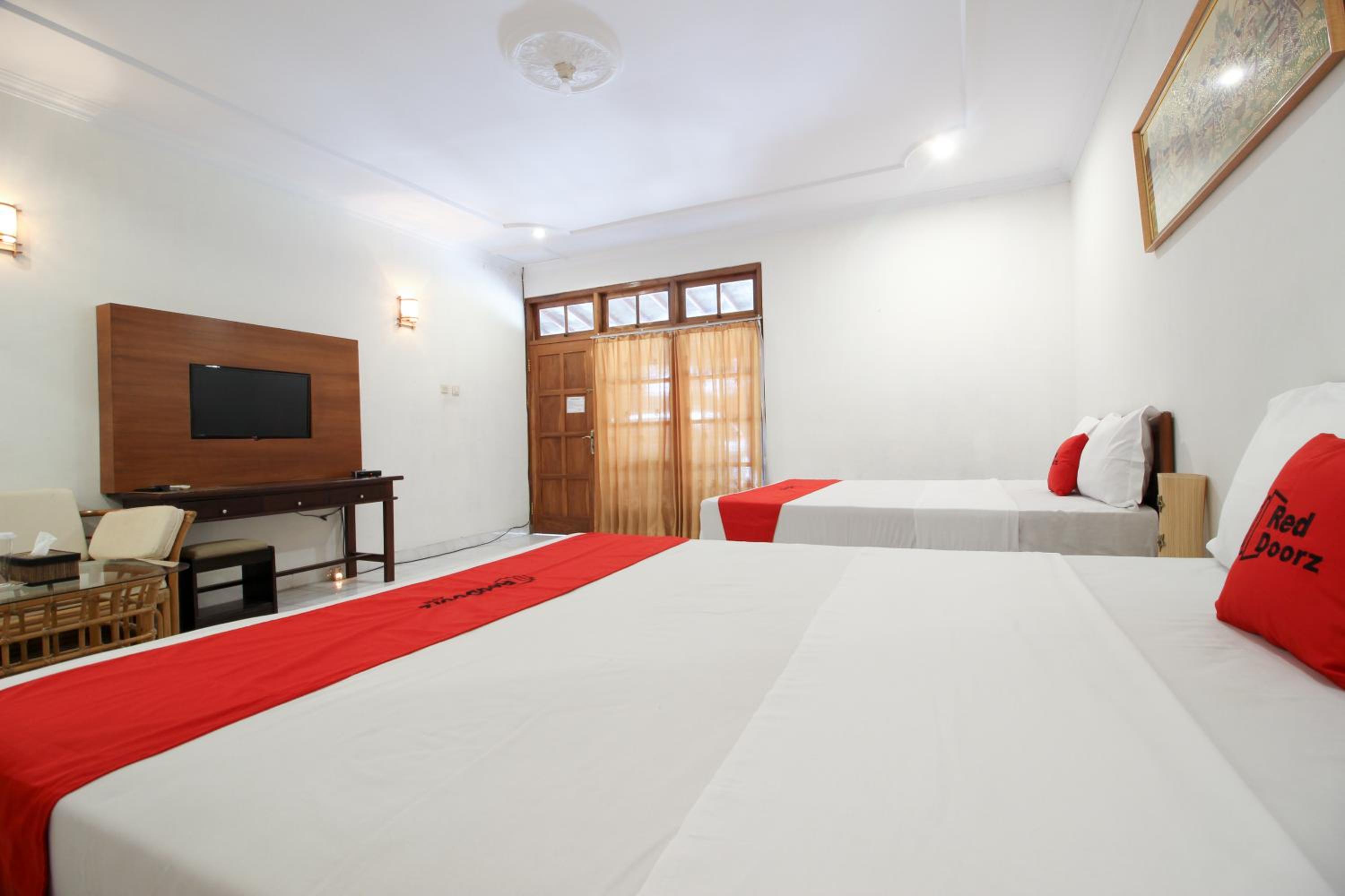 RedDoorz Plus near Alun Alun Selatan 2
