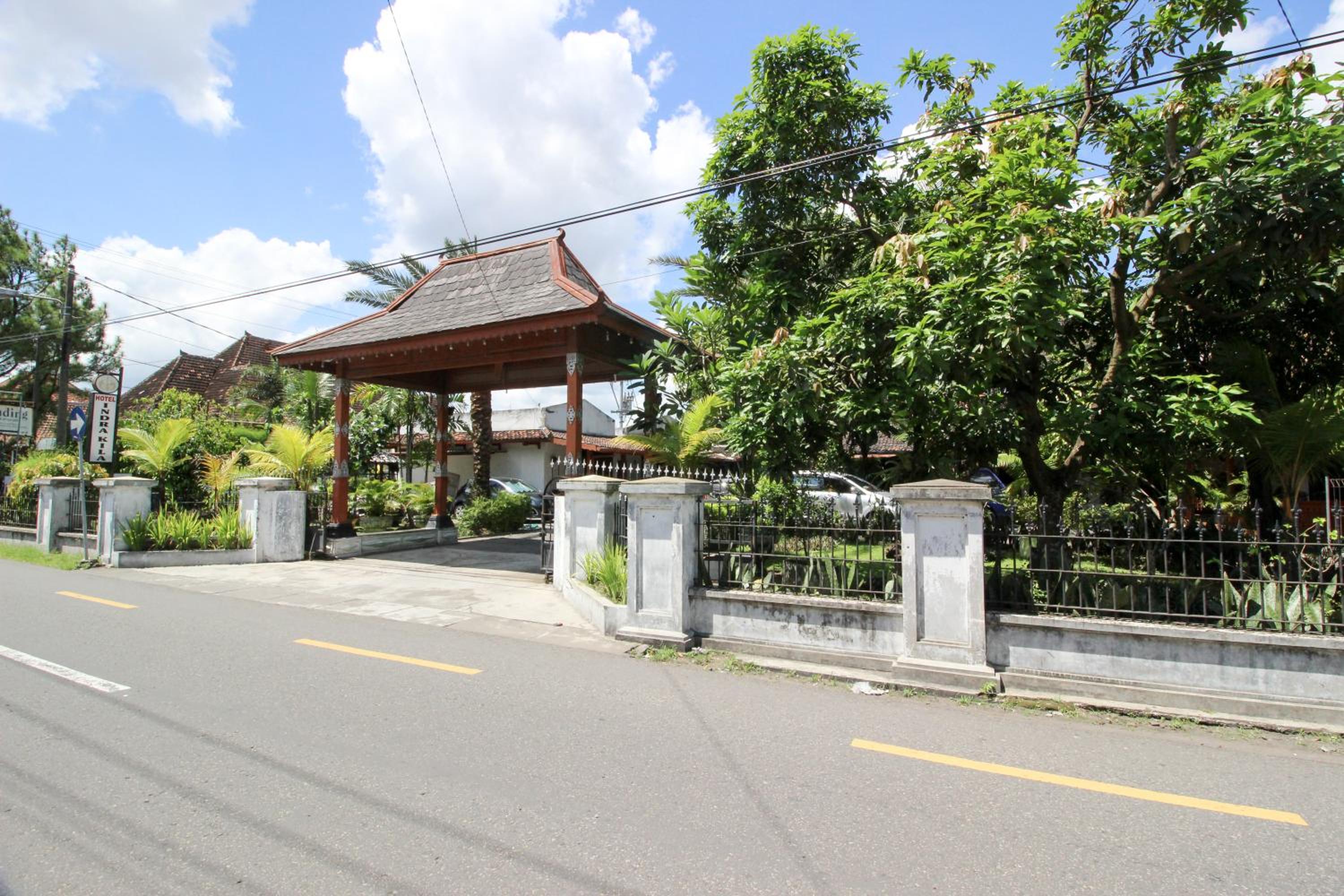 RedDoorz Plus near Alun Alun Selatan 2