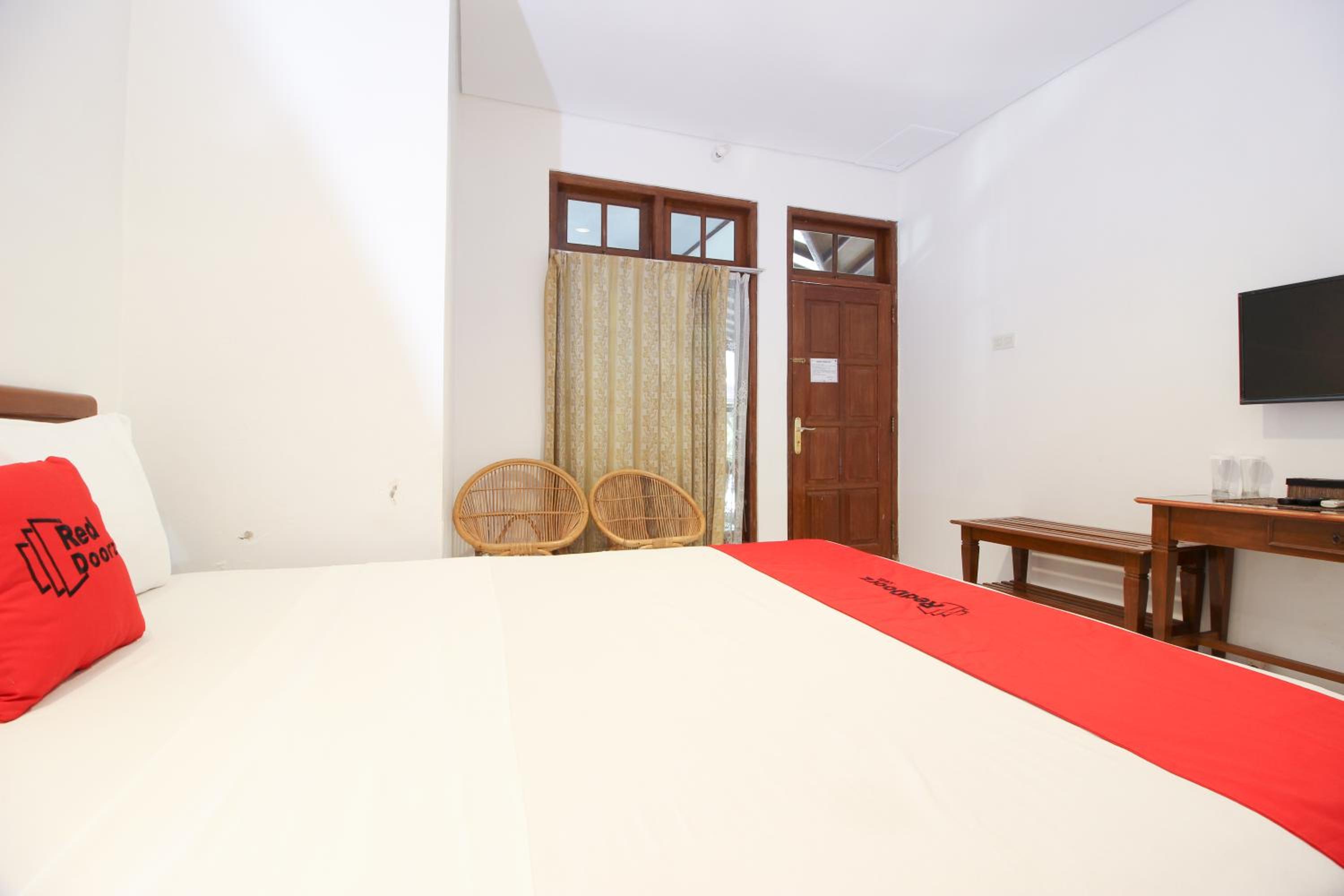 RedDoorz Plus near Alun Alun Selatan 2