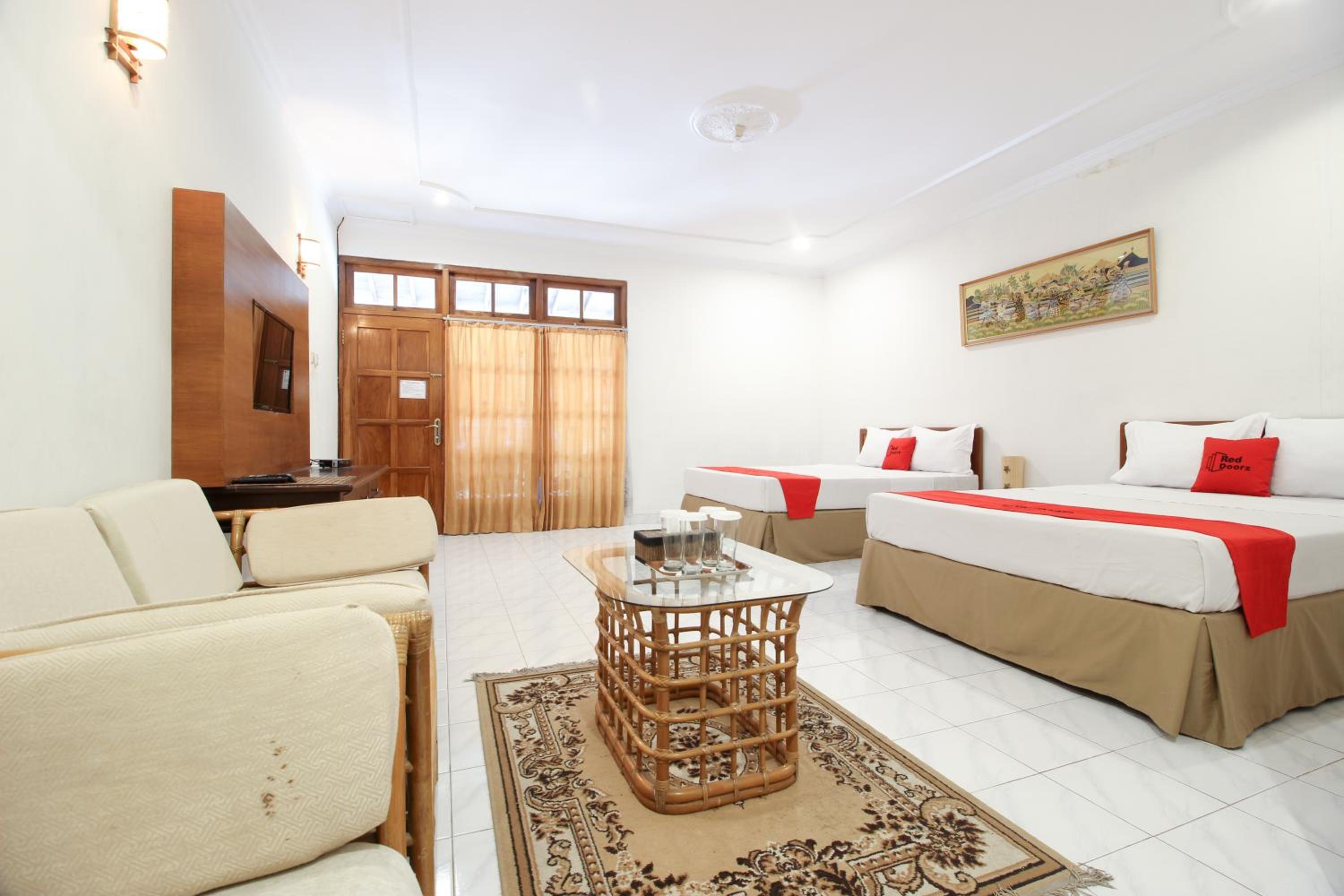 RedDoorz Plus near Alun Alun Selatan 2