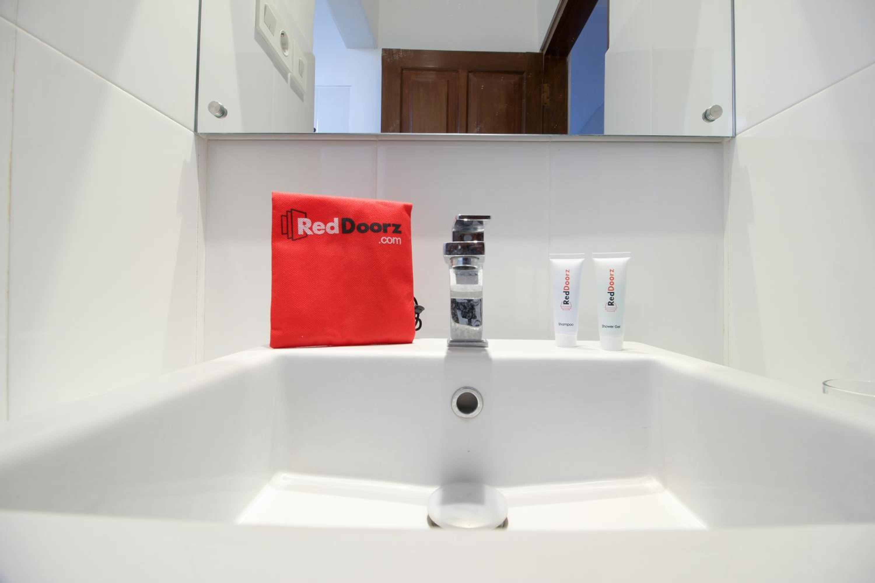 RedDoorz Plus near Alun Alun Selatan 2