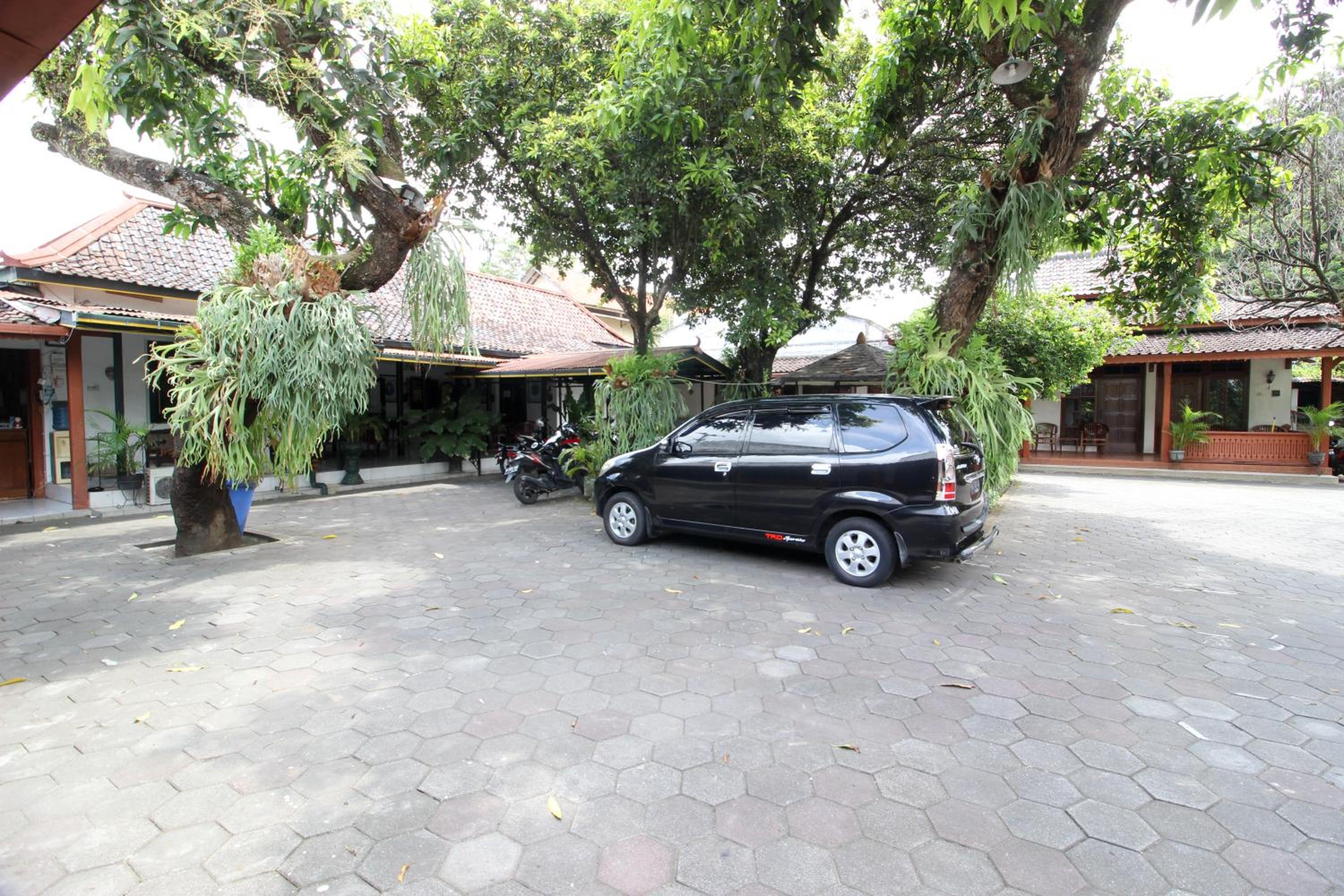 RedDoorz Plus near Alun Alun Selatan 2