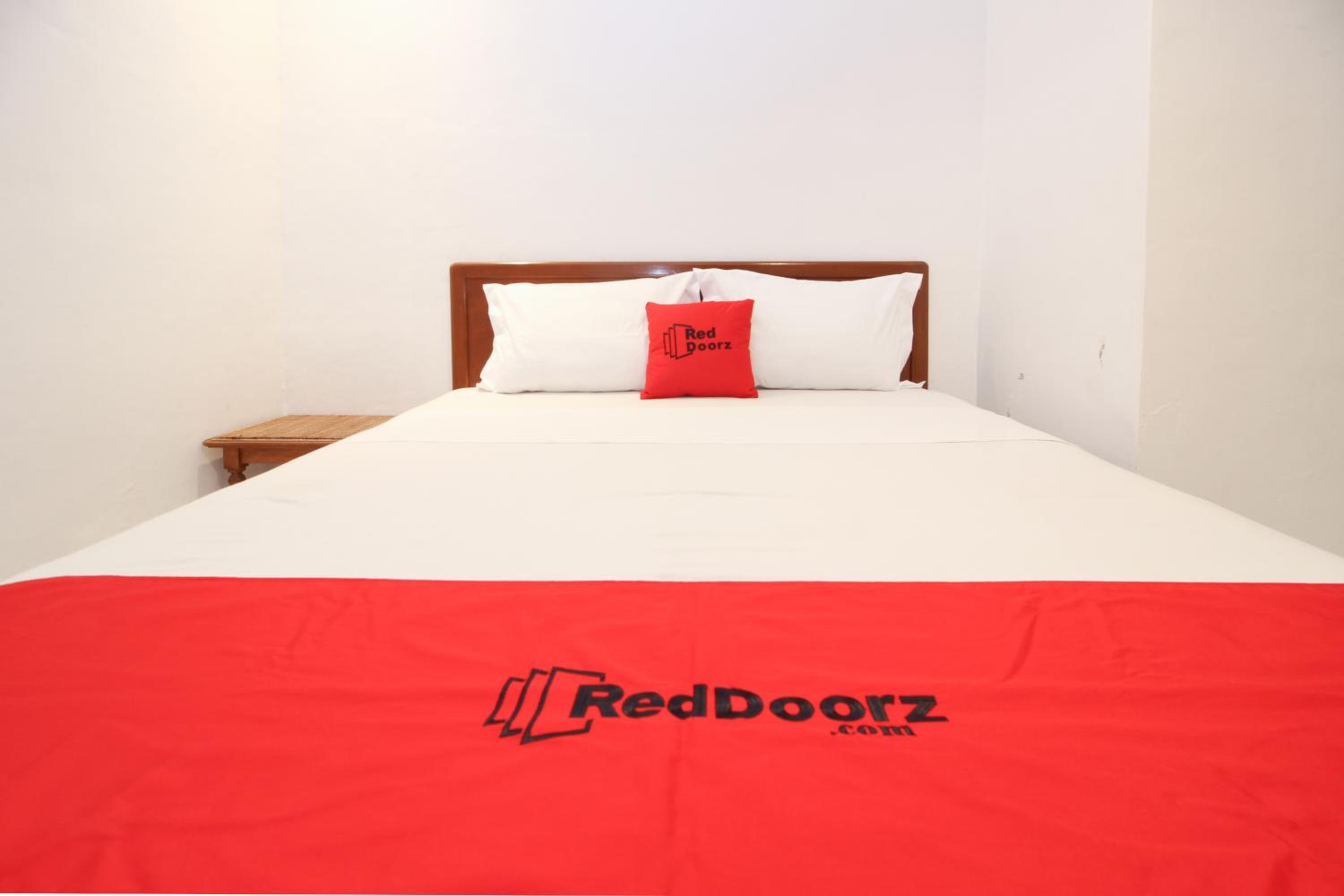 RedDoorz Plus near Alun Alun Selatan 2