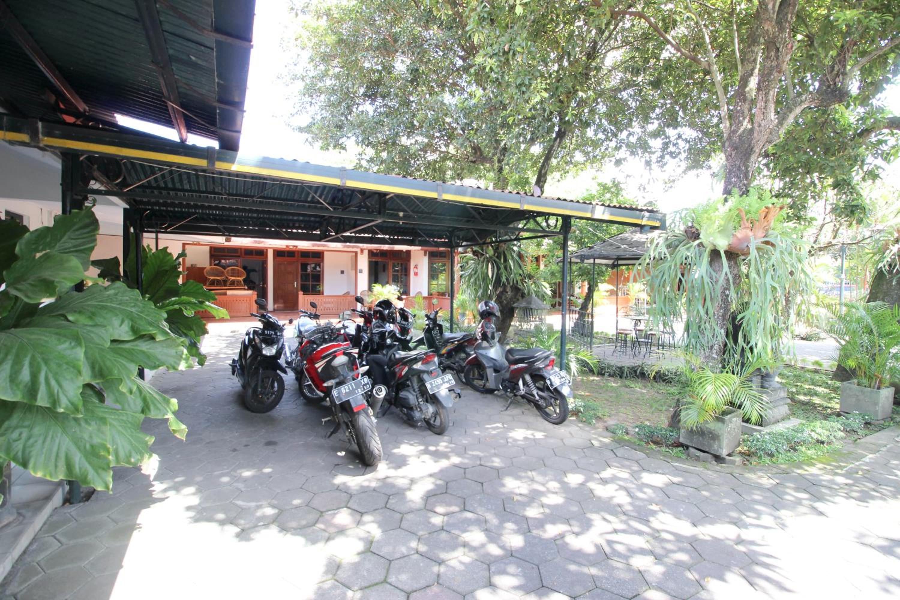 RedDoorz Plus near Alun Alun Selatan 2