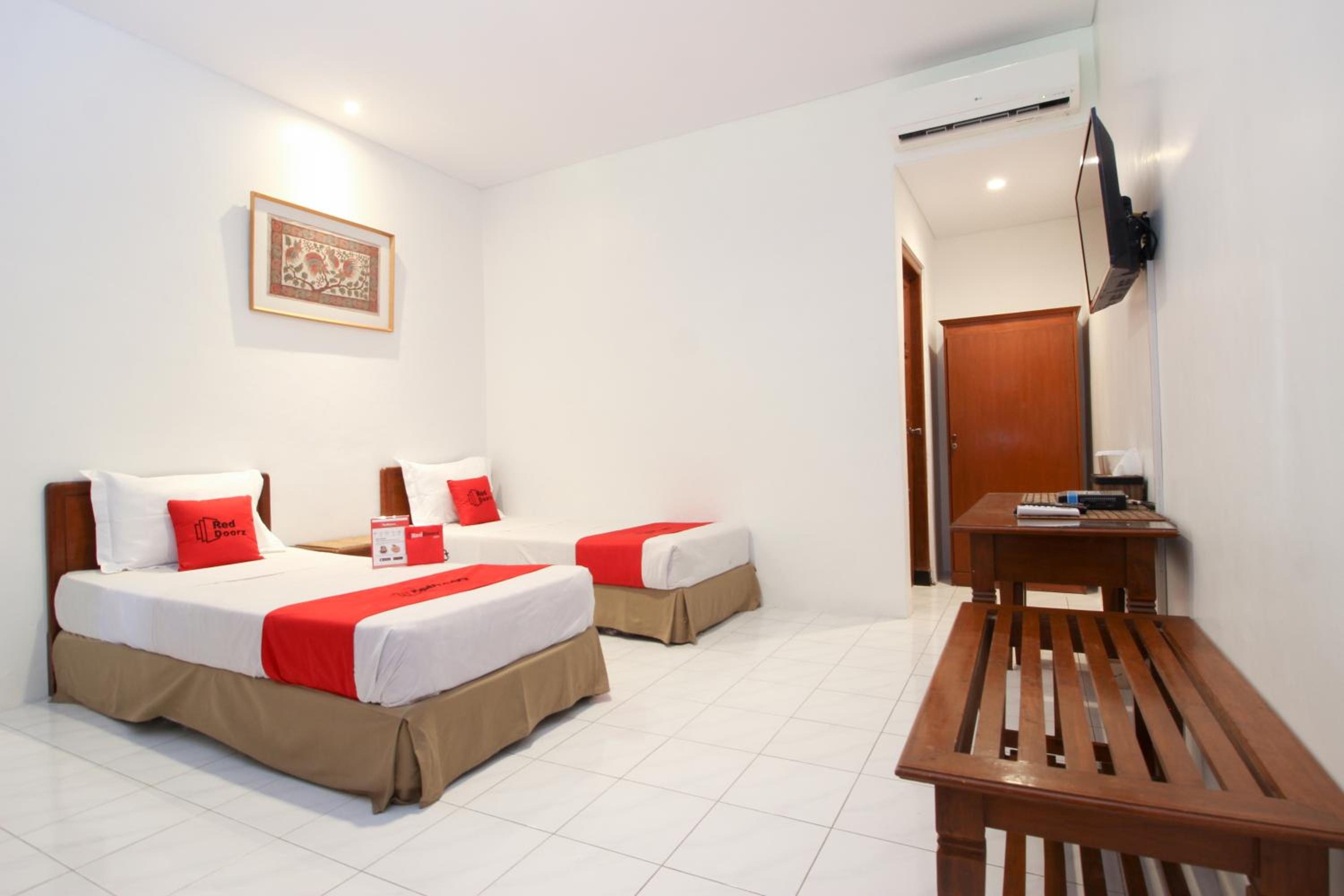 RedDoorz Plus near Alun Alun Selatan 2