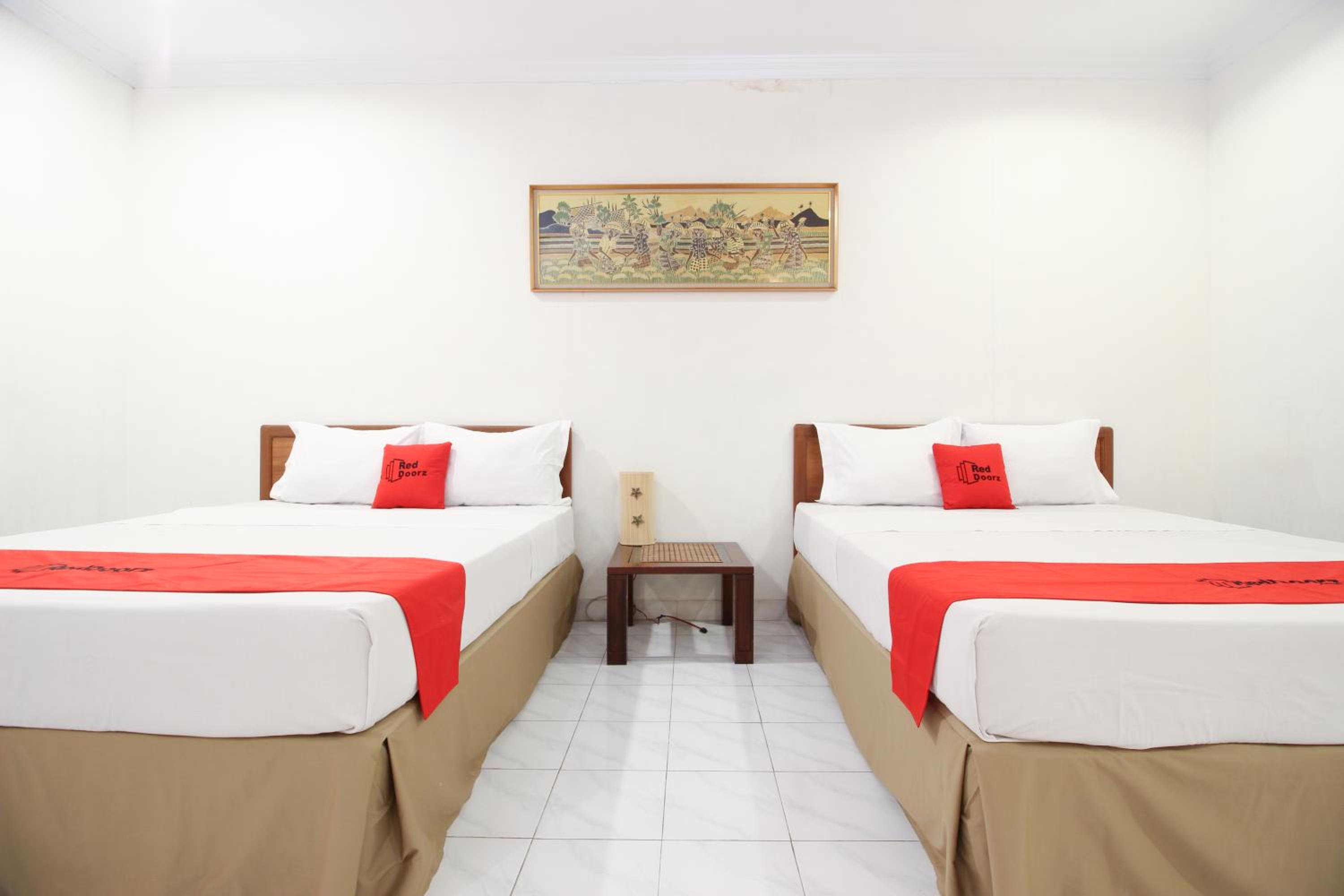 RedDoorz Plus near Alun Alun Selatan 2