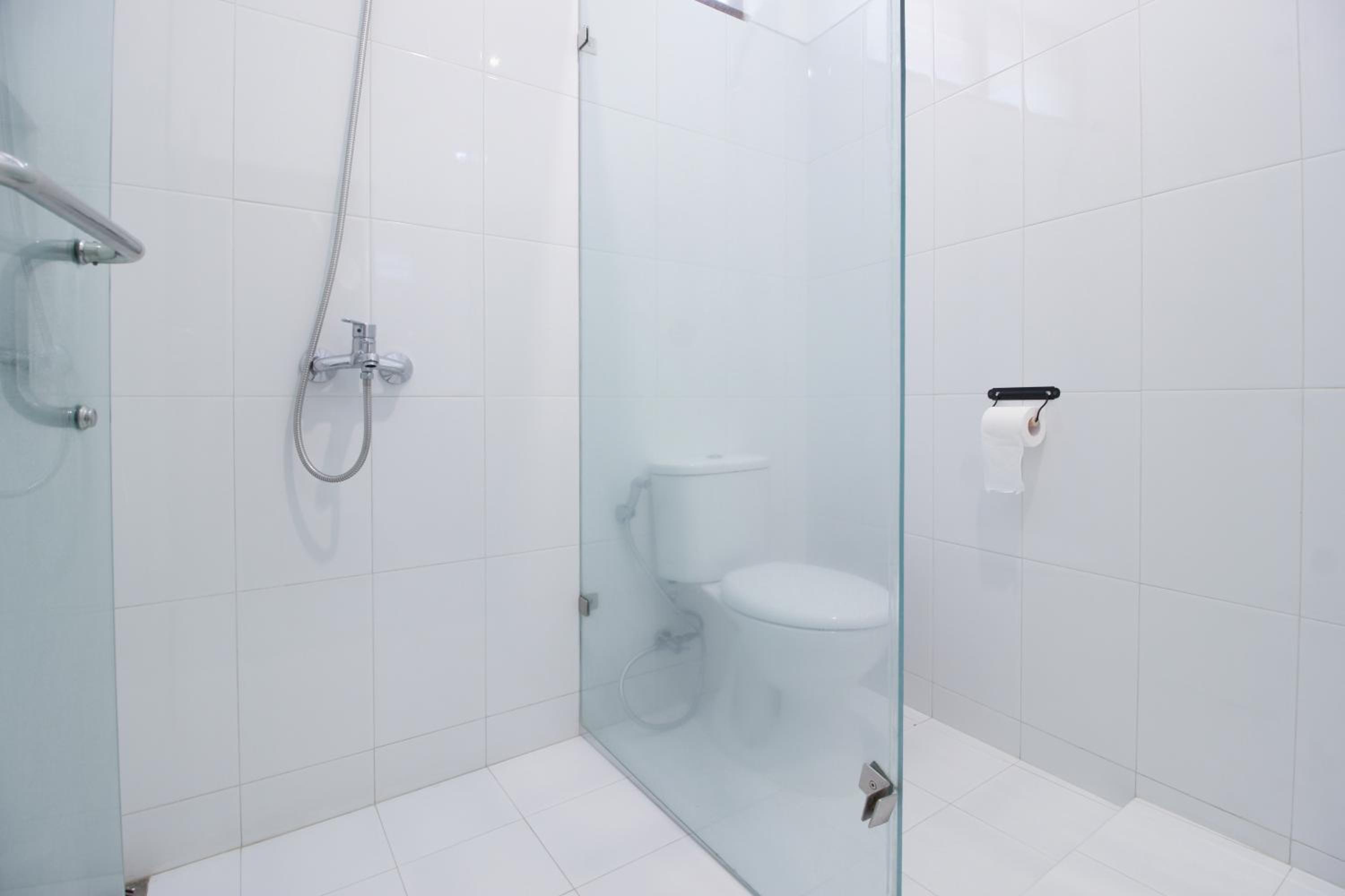 RedDoorz Plus near Alun Alun Selatan 2