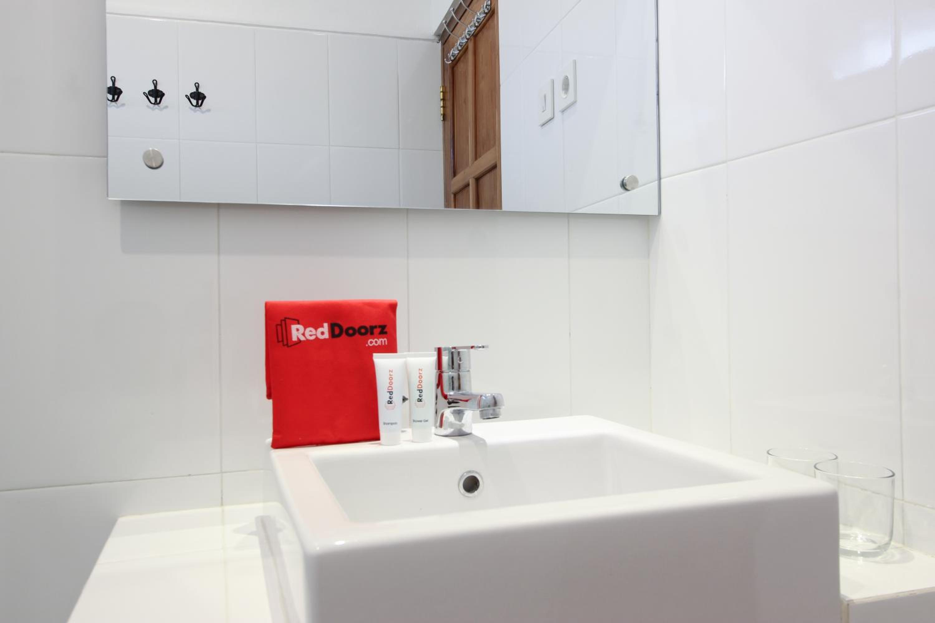 RedDoorz Plus near Alun Alun Selatan 2