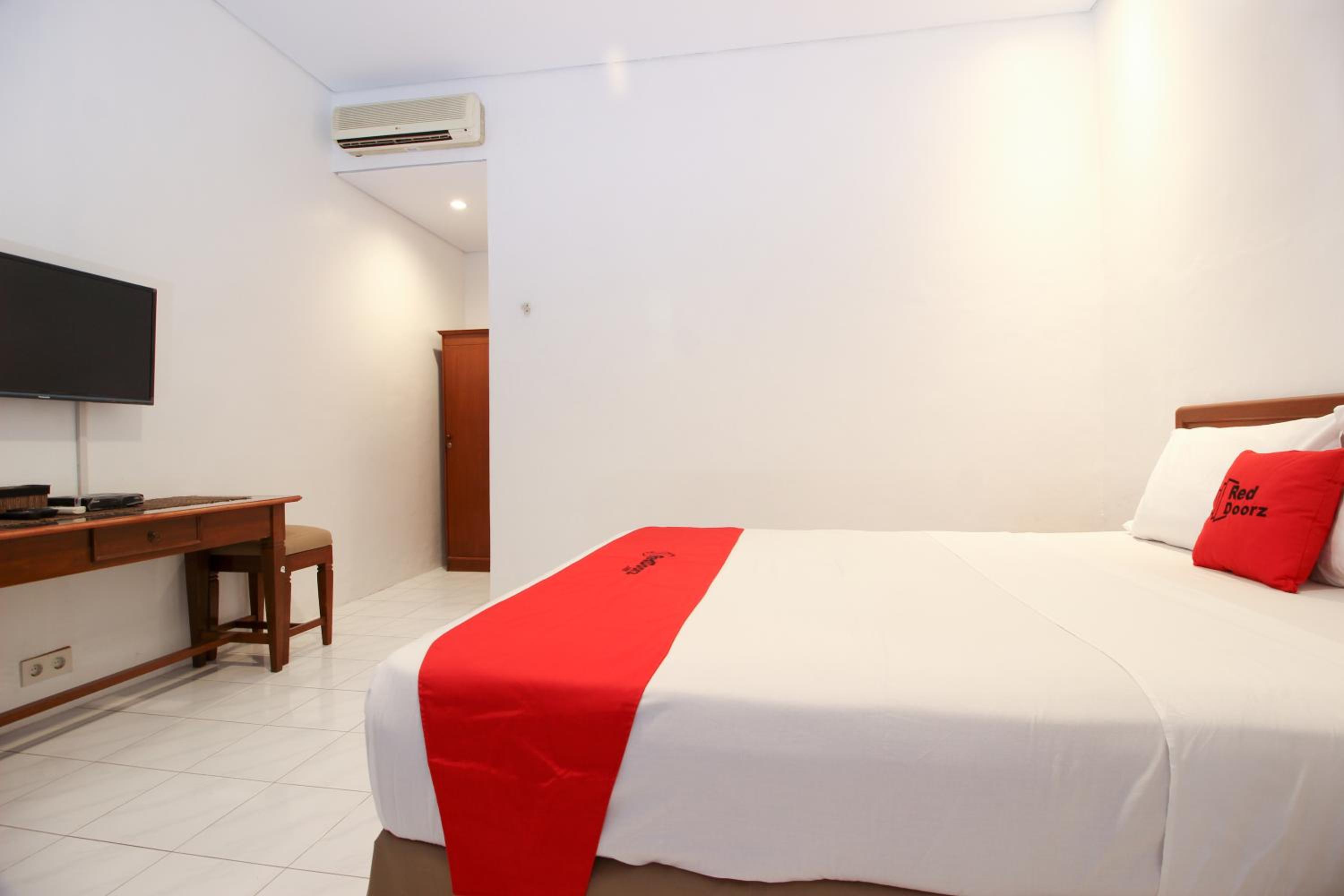 RedDoorz Plus near Alun Alun Selatan 2