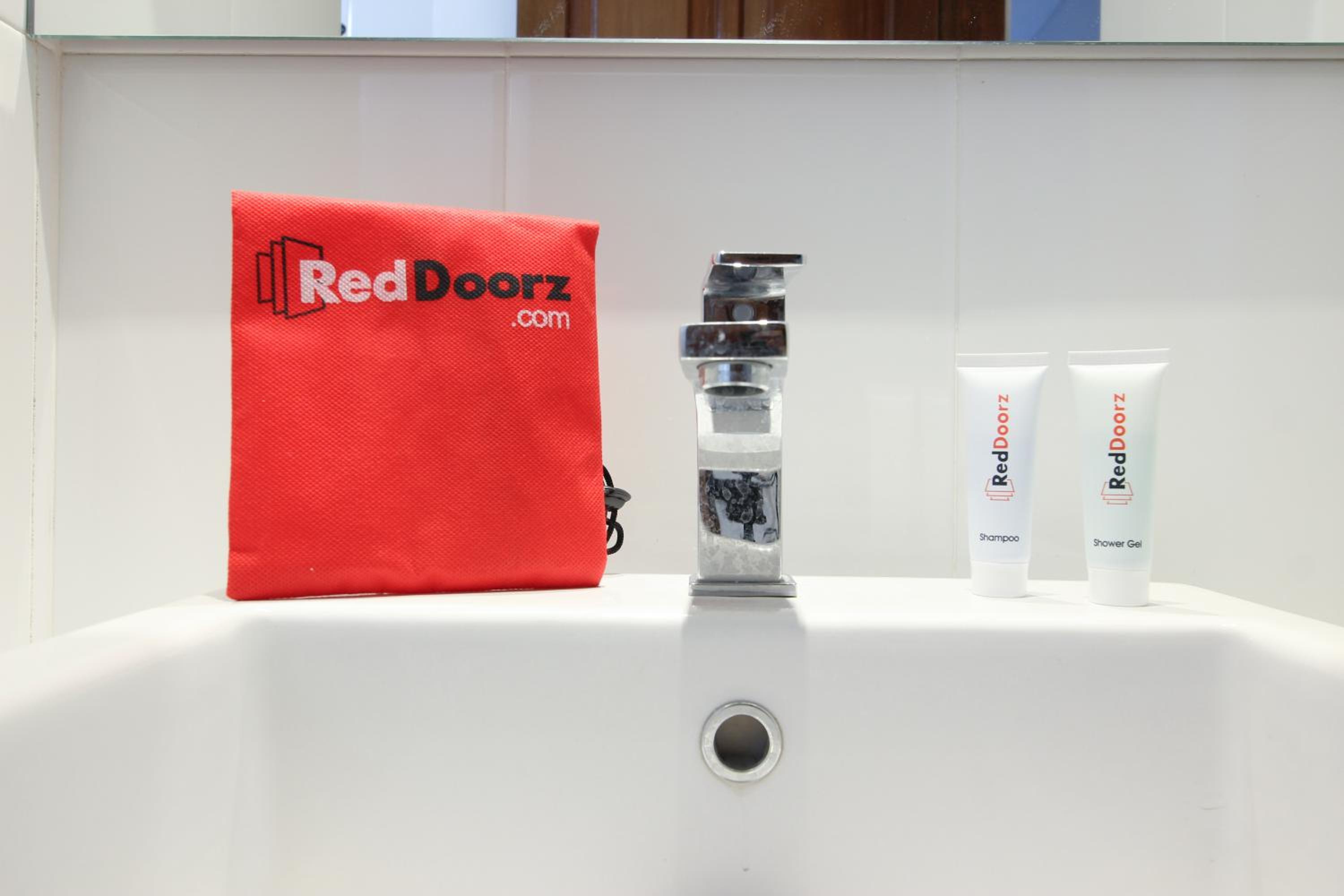 RedDoorz Plus near Alun Alun Selatan 2