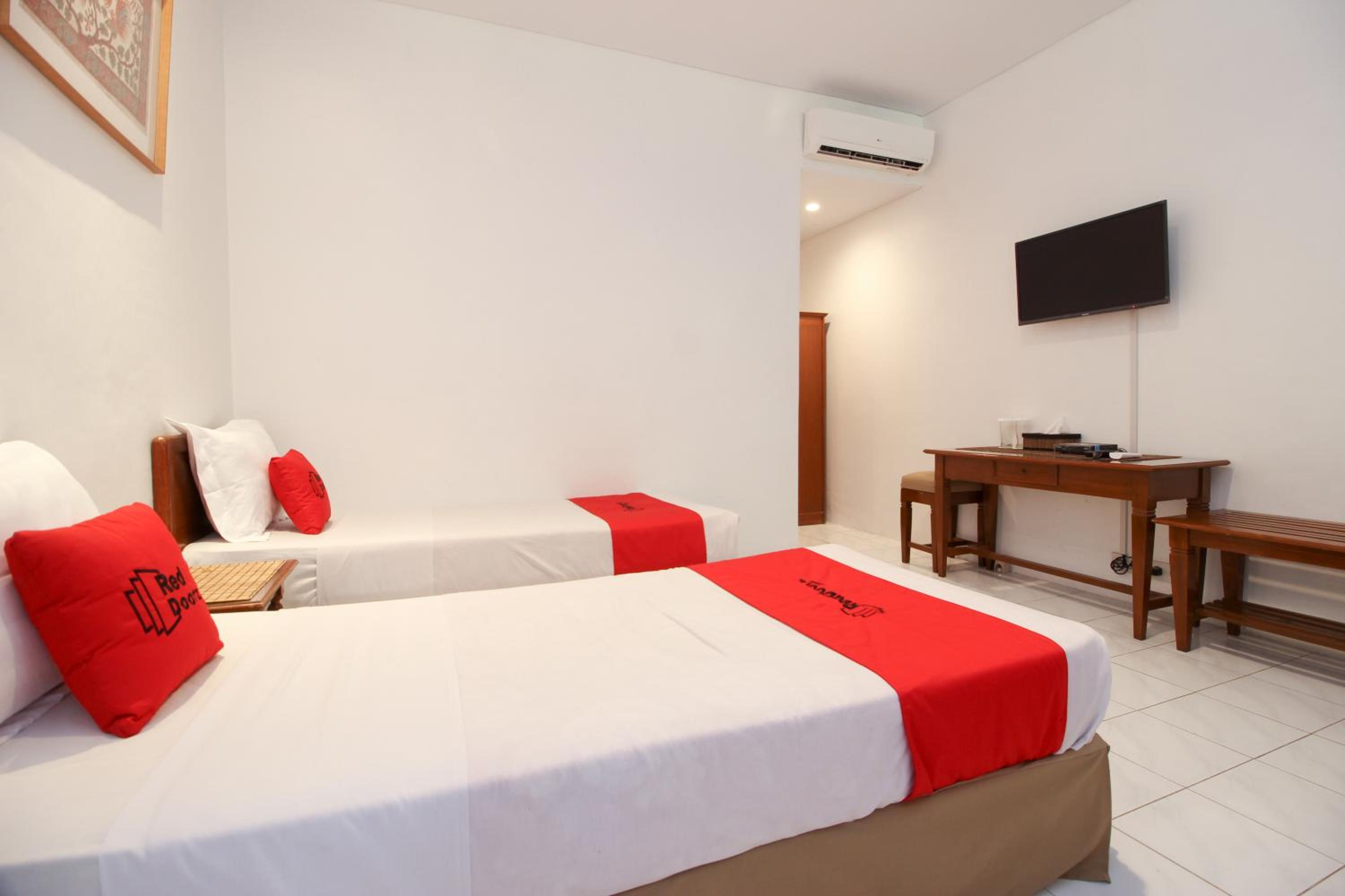 RedDoorz Plus near Alun Alun Selatan 2