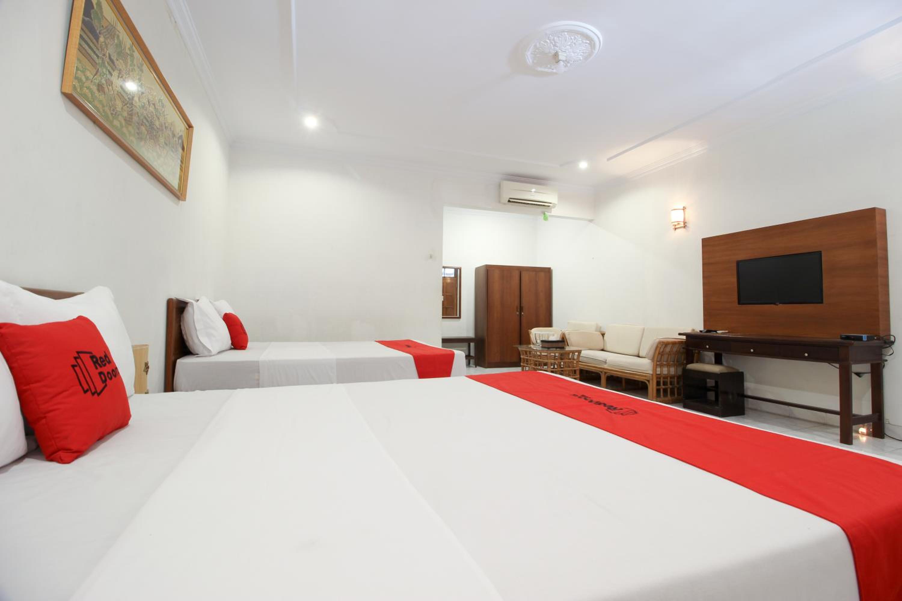 RedDoorz Plus near Alun Alun Selatan 2