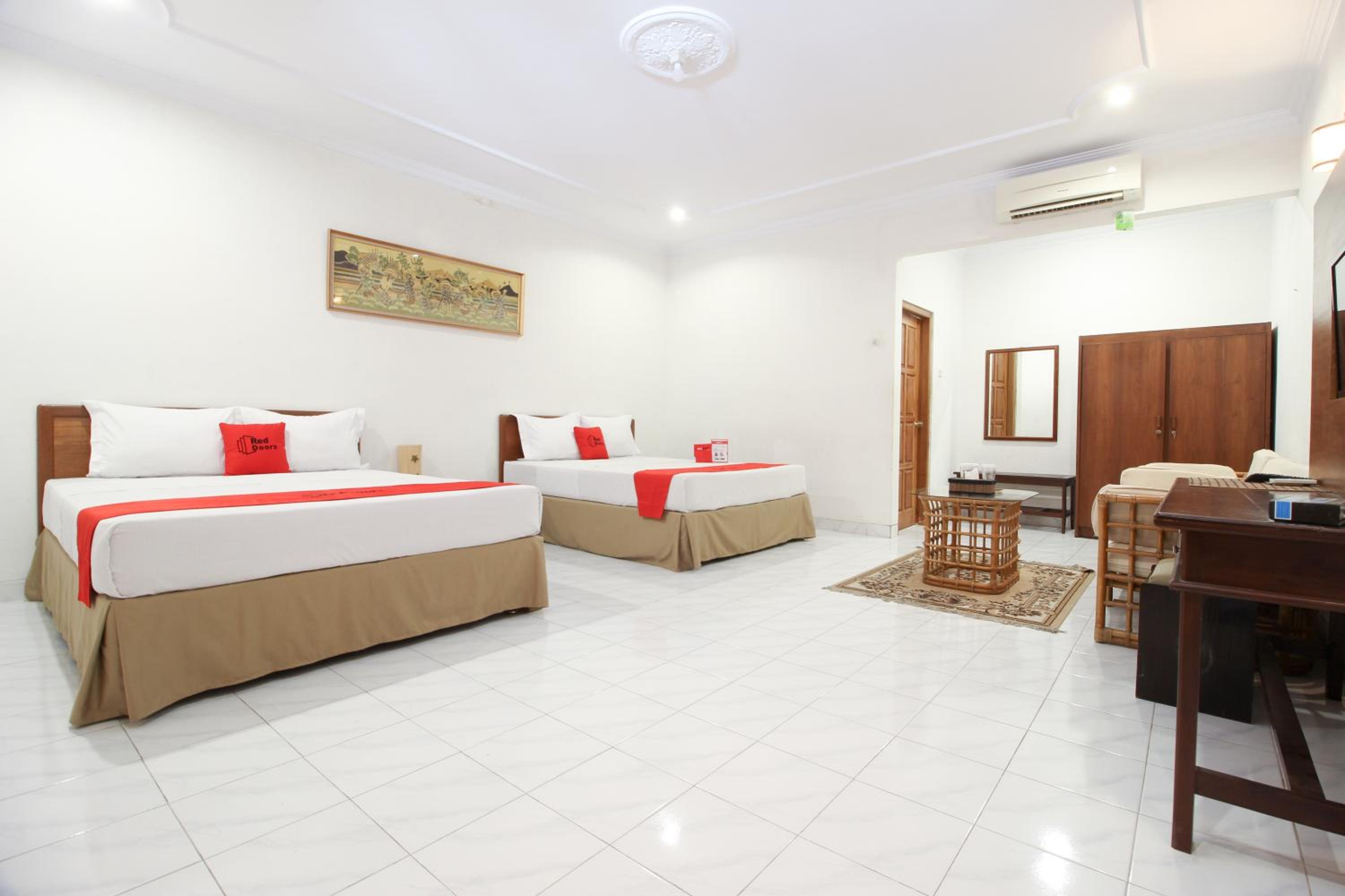 RedDoorz Plus near Alun Alun Selatan 2