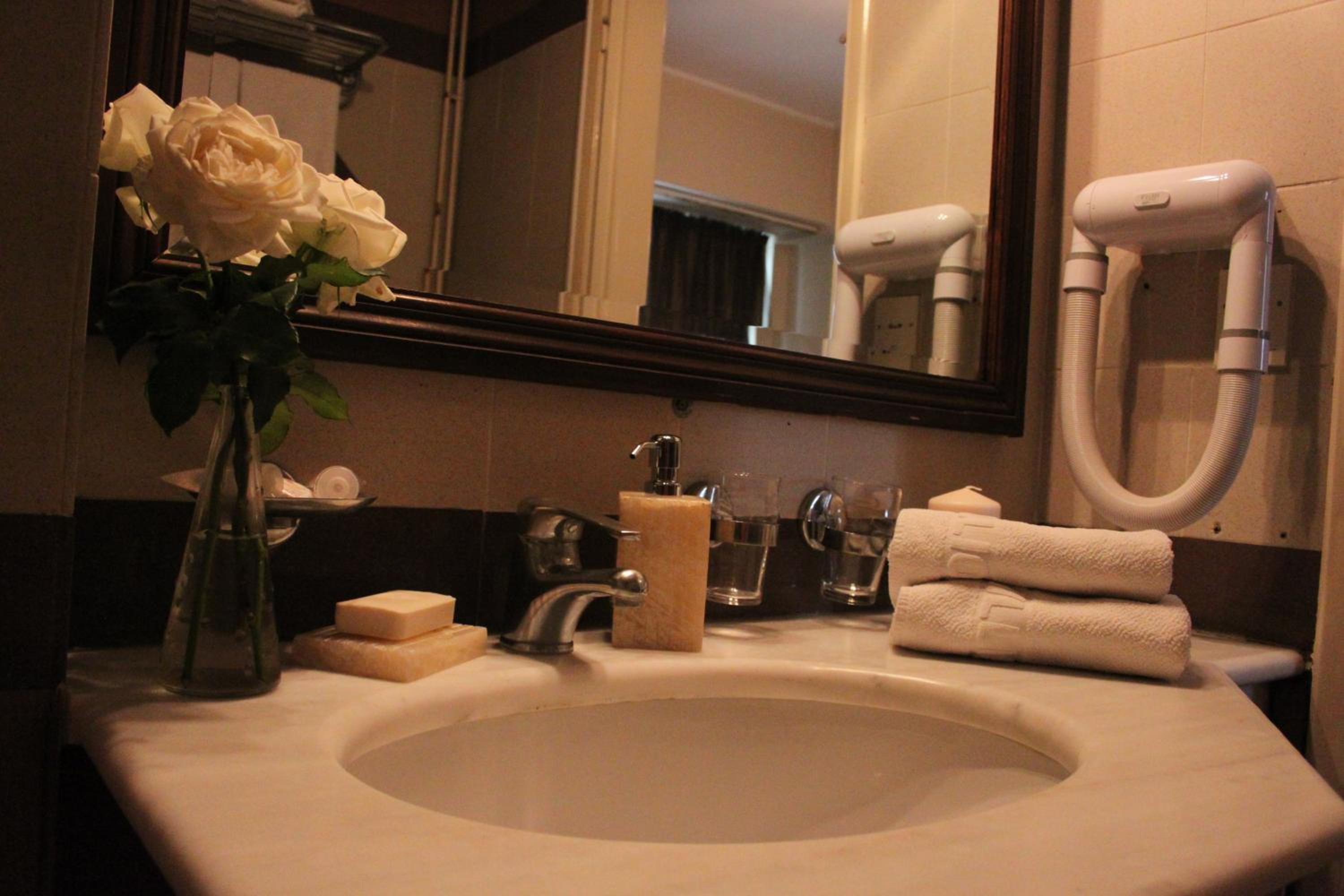 Achillion Hotel en Athens — bathroom