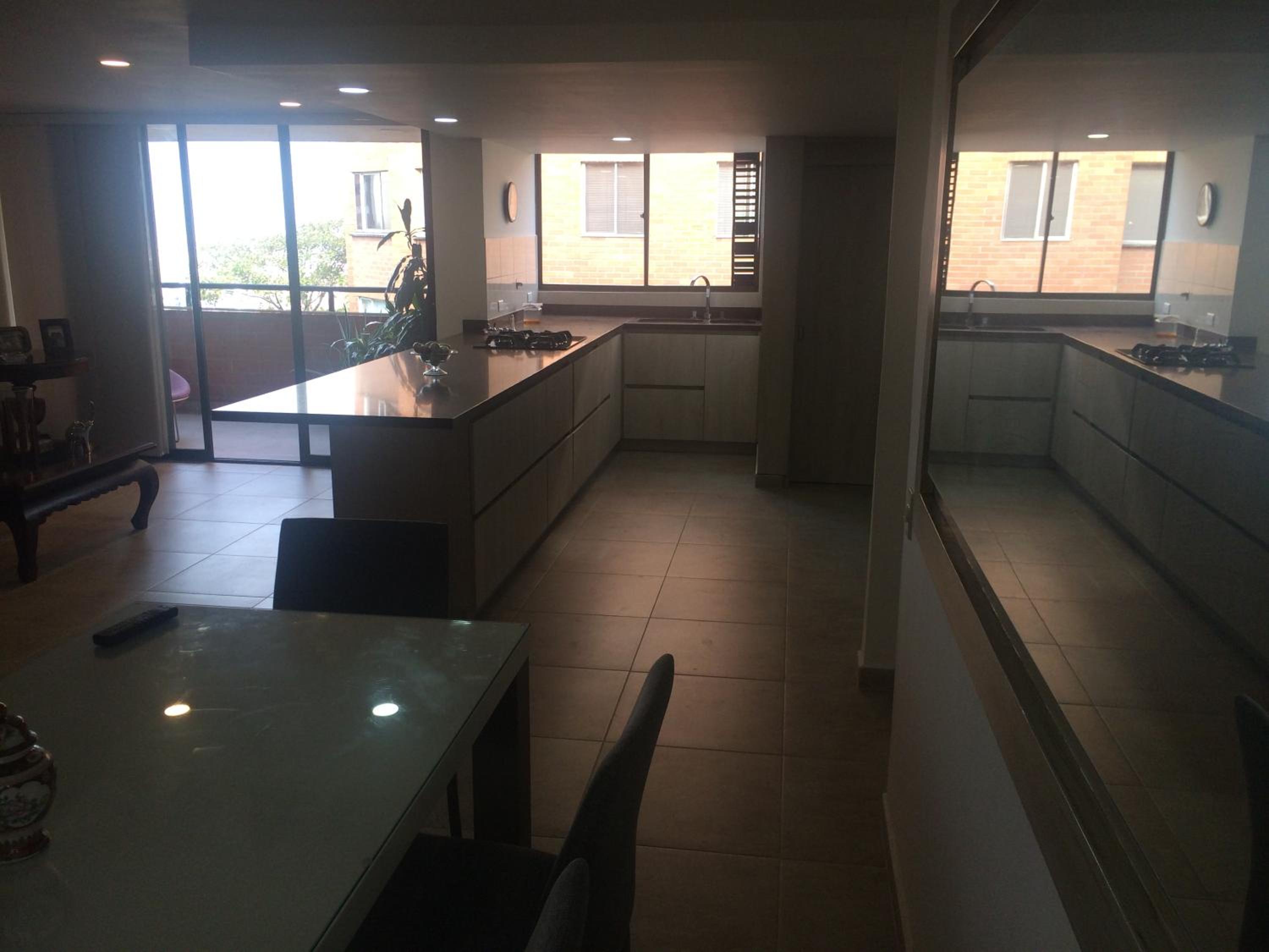 Apartamento cómodo , grande en Poblado Medellín