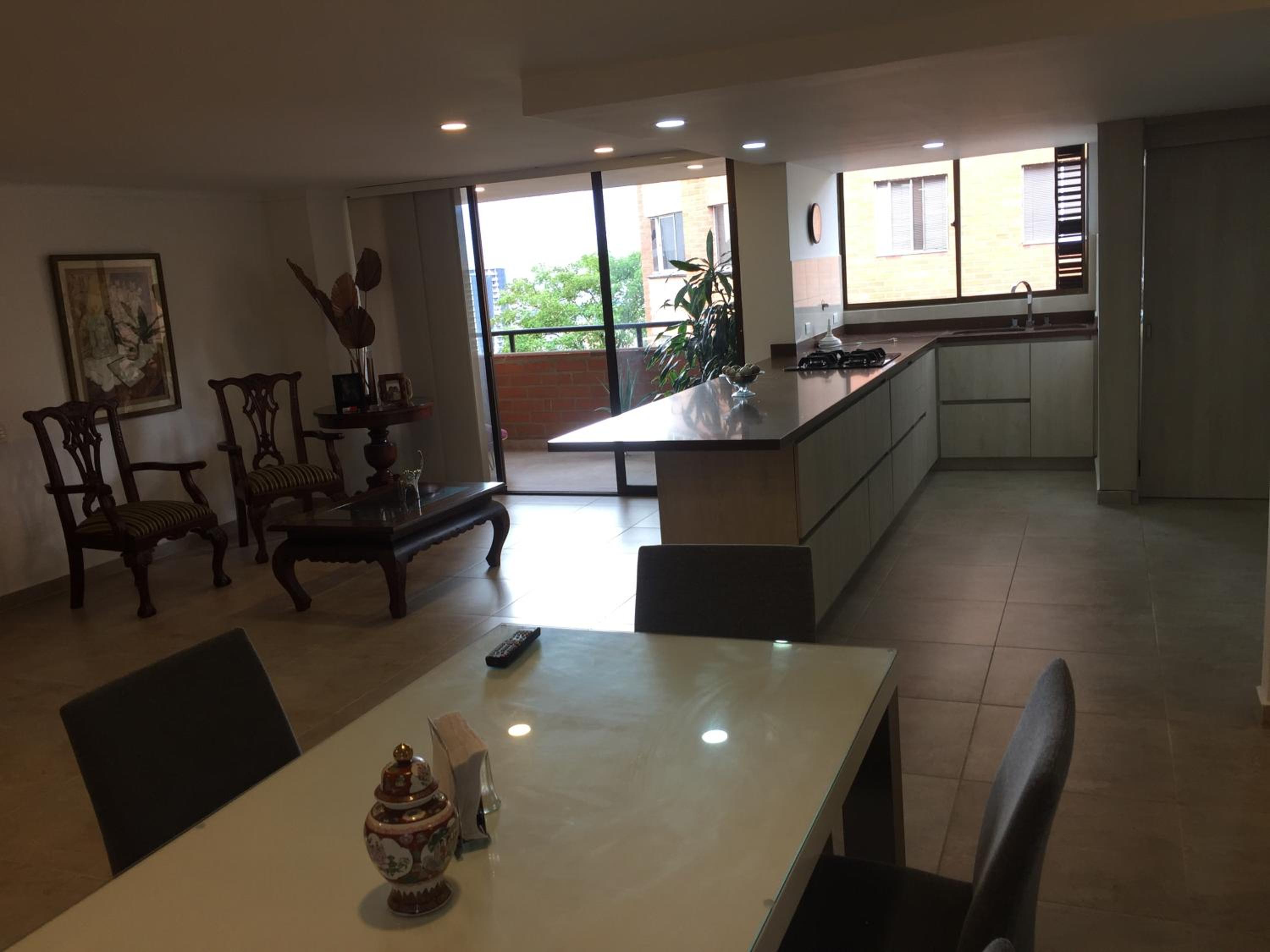 Apartamento cómodo , grande en Poblado Medellín
