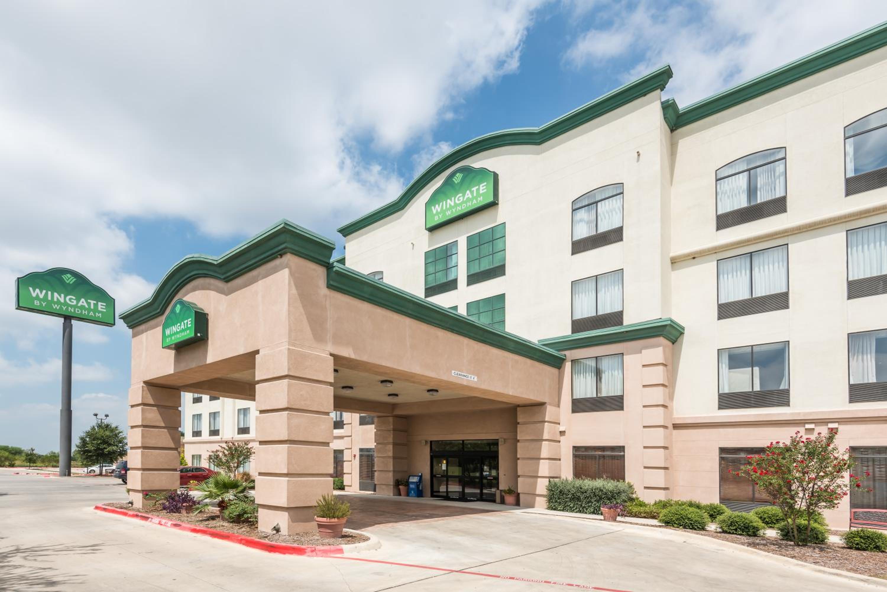 Hotel Wingate by Wyndham New Braunfels - Image 1
