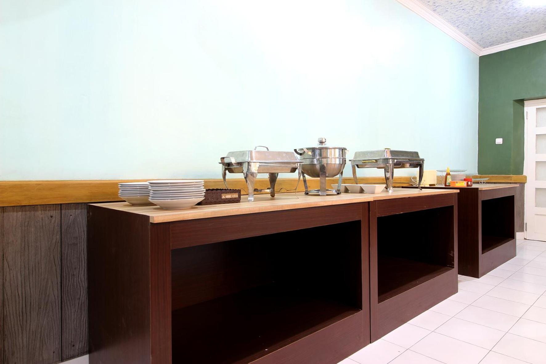 RedDoorz Plus Syariah near Lempuyangan Station 3