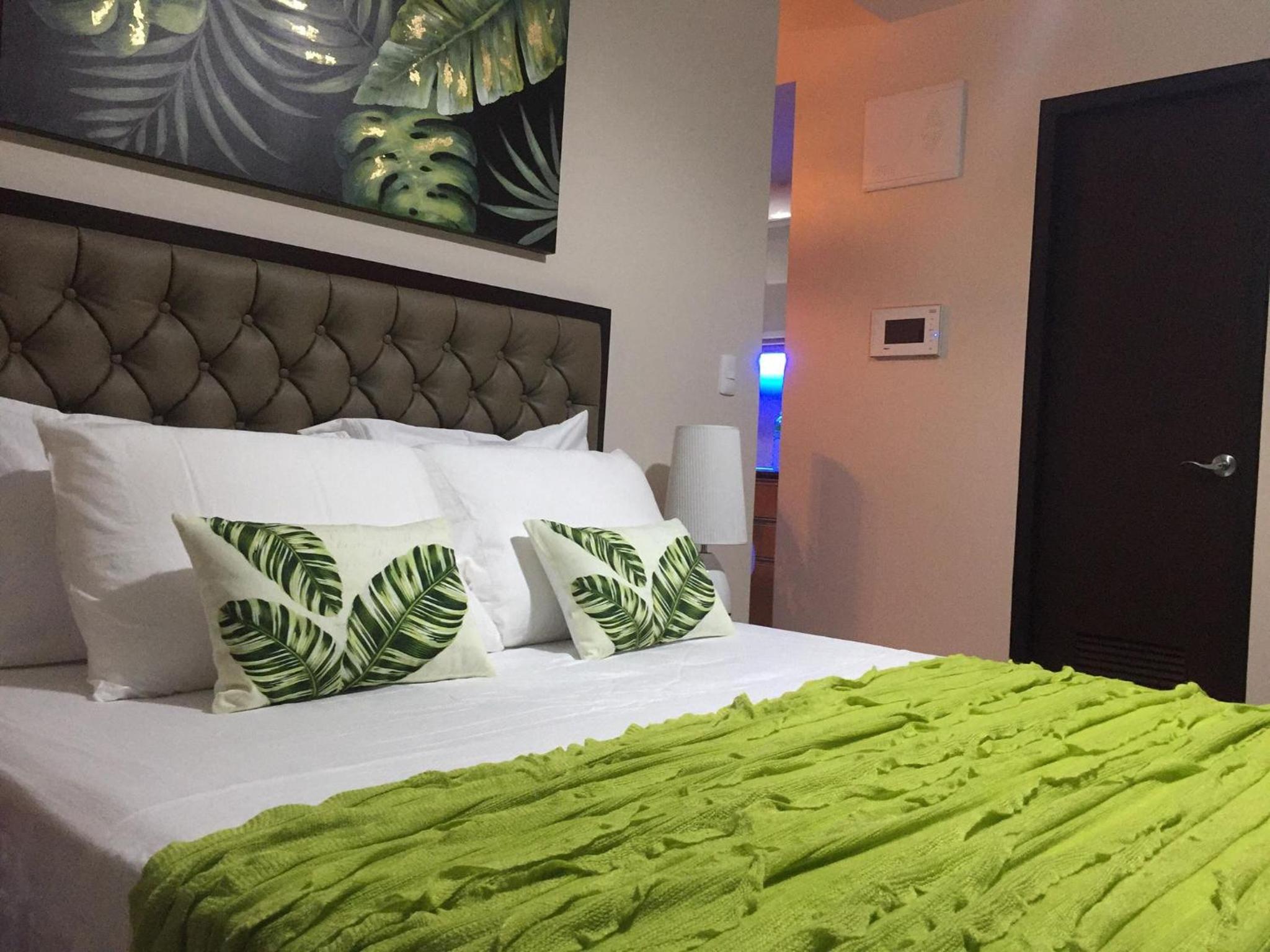 Travellers 101 Condo near Manila Airport view 4