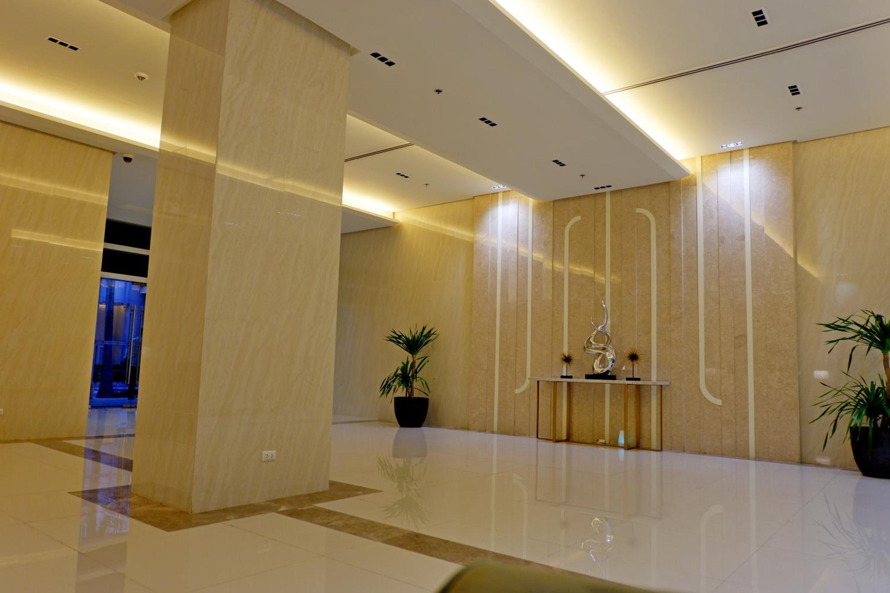 Travellers 101 Condo near Manila Airport view 3