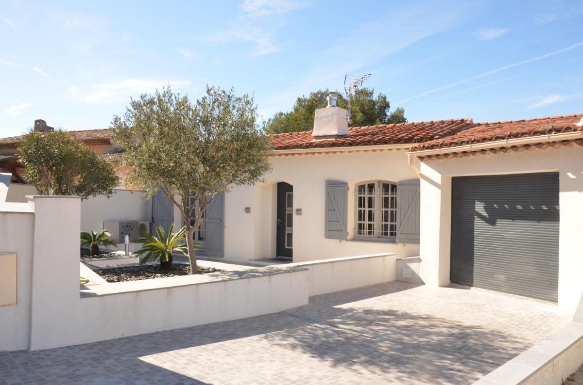 Belle maison avec piscine dans les hauteurs à Saint Raphael view 3