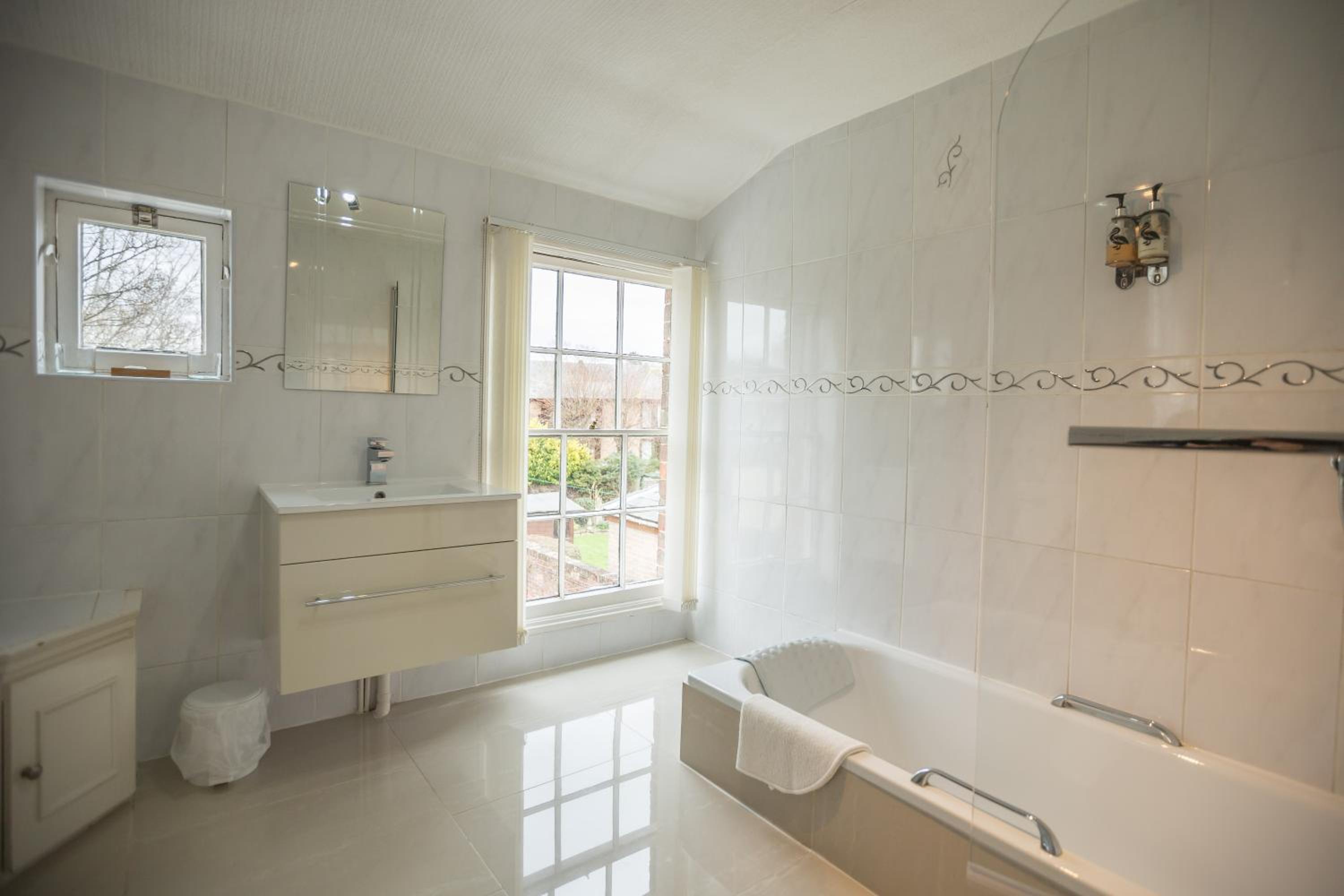 Beaufort Lodge - Central Location & Free Parking