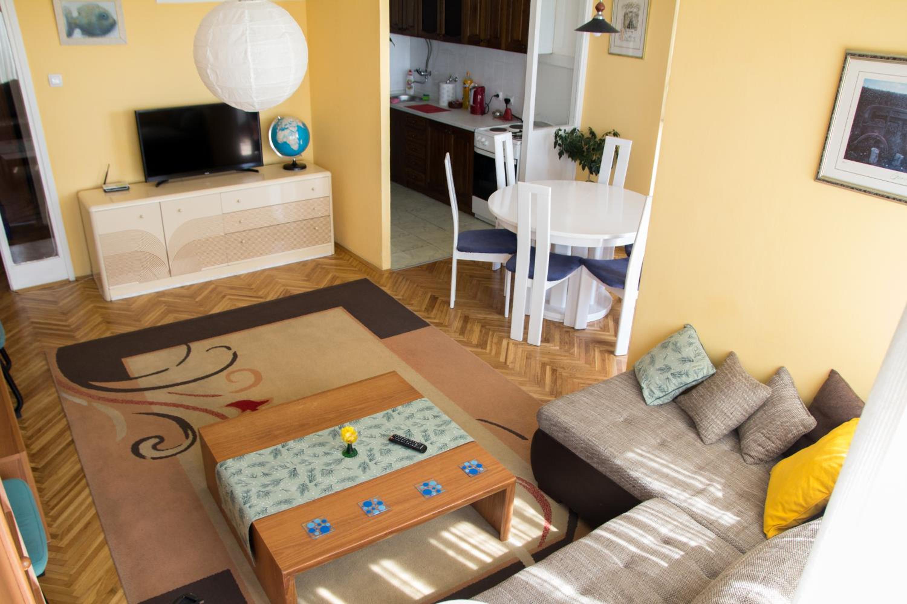 Sunny Apartment view 5