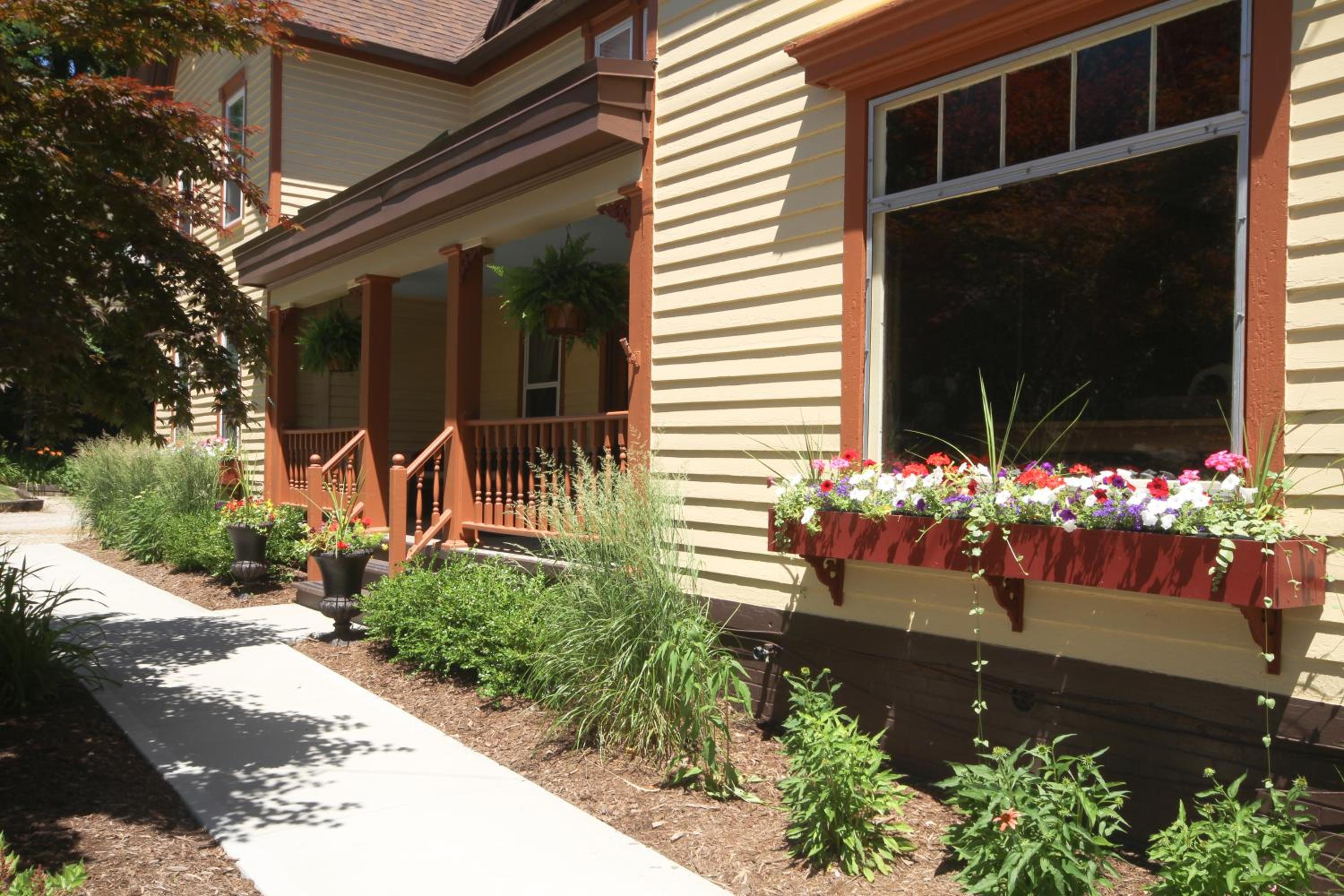 Twin Oaks Inn