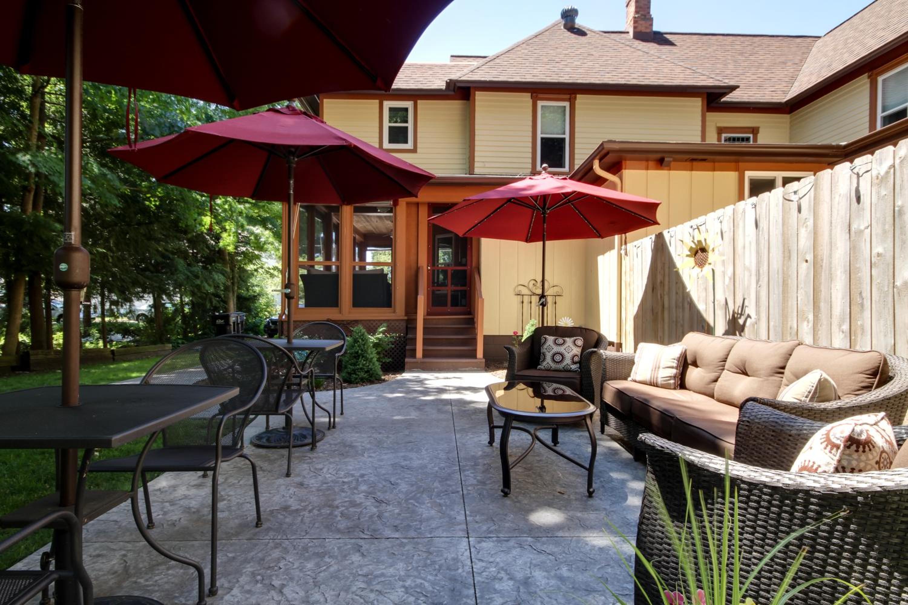 Twin Oaks Inn